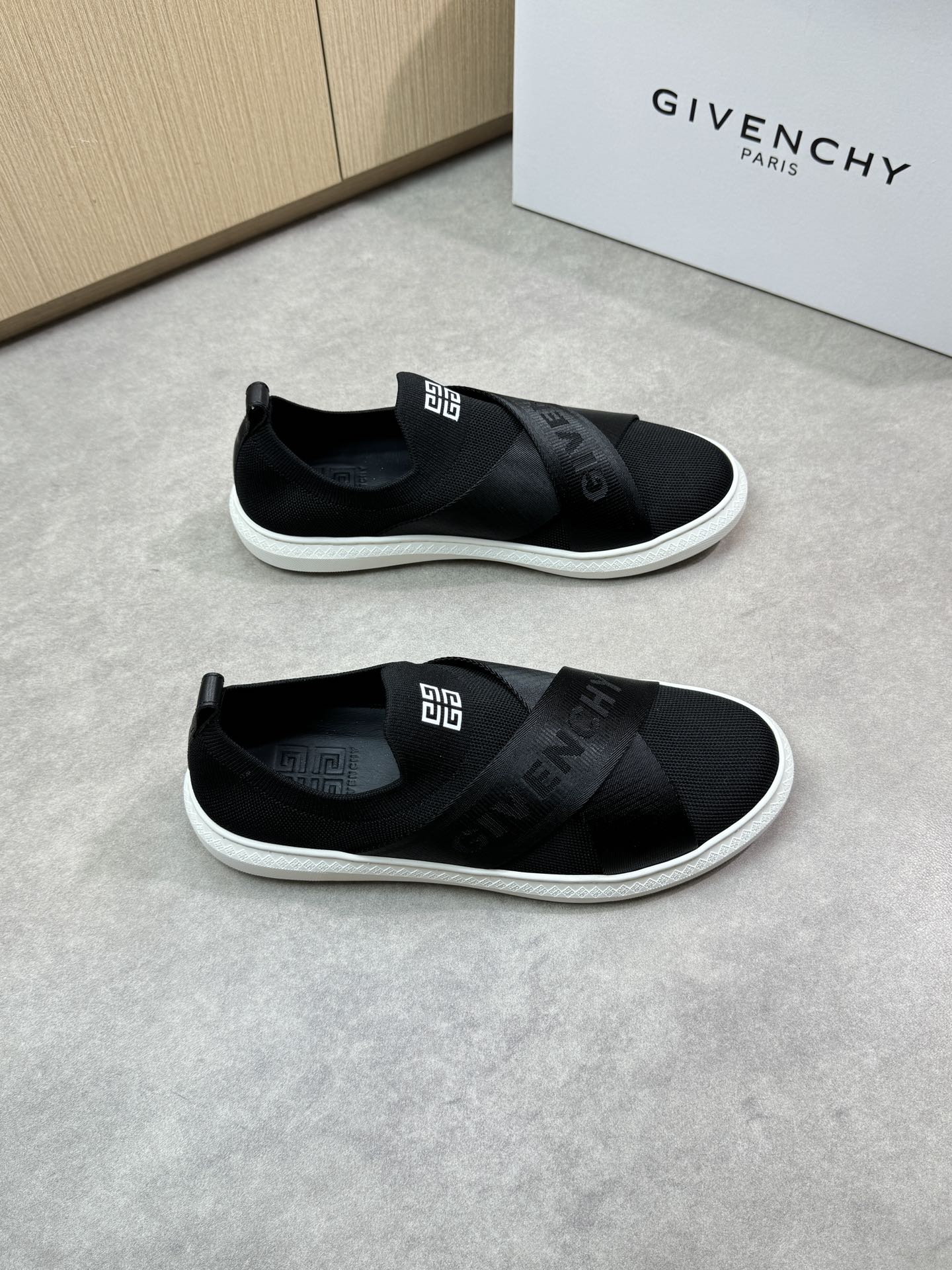 NO:280011,【GIVENCHY】Givenchy - High-end quality Original single casual sports shoes - Upper imported water-washed Napa calfskin, brand logo webbing, brand knitted cloth - Inner footbed; Water-dyed cowhide - Ultra-light TPR·rubber; Formed sole - Ultra-high quality control·fine workmanship highlighted (high-end·noble·grade) -Size 38-44 (45,46, size can be customized)·B0182,, givennchy, given, cowhide19860909【 GIVENCHY】纪梵希 -高端品质 原单休闲运动板鞋 -鞋面进口水洗纳帕小牛皮、品牌logo织带、品牌针织布匹 -内里垫脚；水染牛皮 -大底超轻TPR·橡胶；成型大底 -超高品控·做工精细凸显( 高端·贵气·档次 ) -Size 38-44（45,46,码可订做)·B0182,,givenchy,givenchy,cowhide,Men's shoes