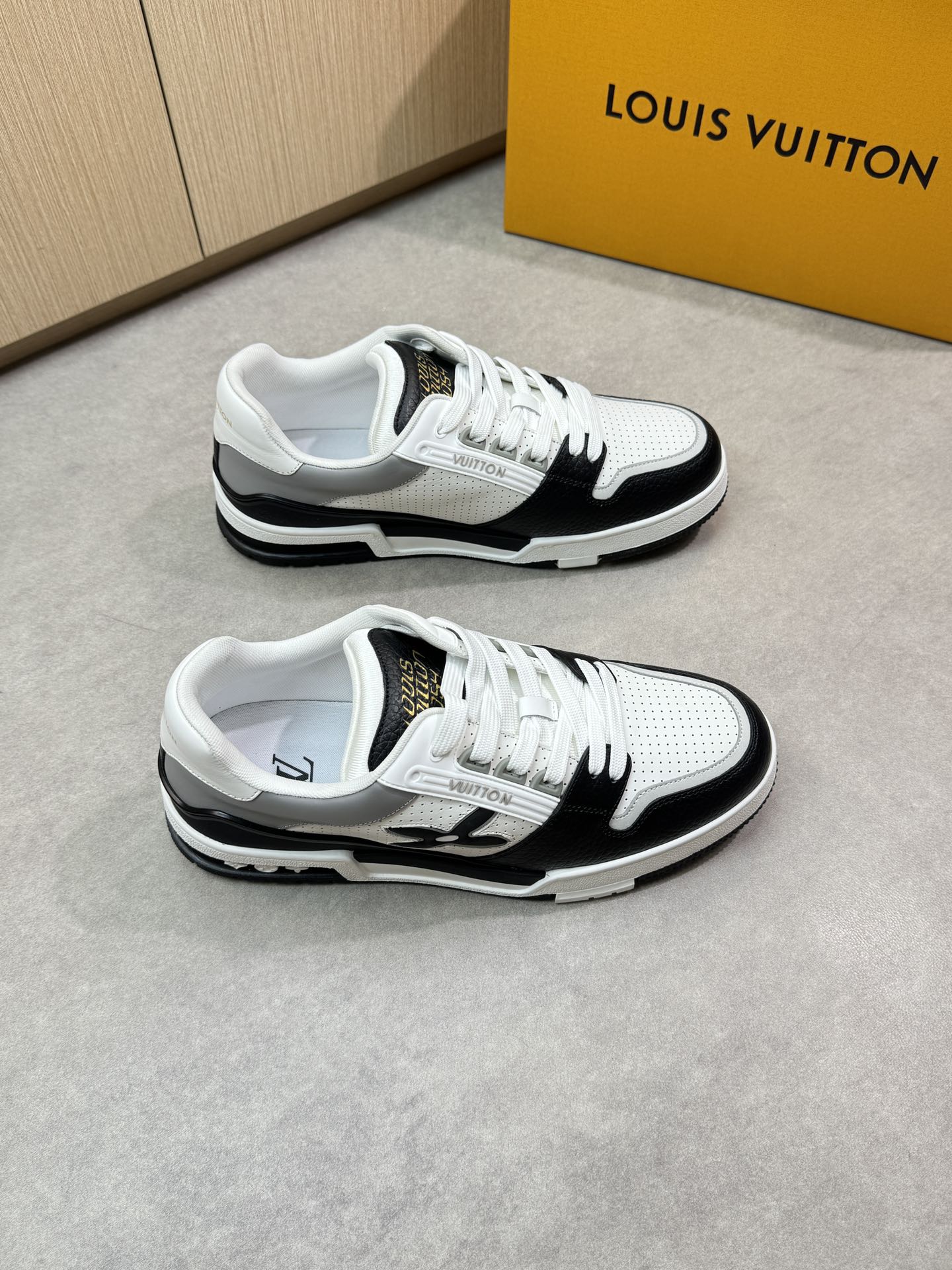 NO:280025,【Louis Vuitton】Louis Vuitton - High-end quality Original single casual sneakers - Upper Napa calfskin, perforated calfskin, lychewed calfskin, shoe body sewing brand plastic module, tongue. Heel; Silk-print brand logo - Inner brand canvas - Outsole original TPR·Rubber·Dual-color molded outsole - Ultra-high quality control·fine workmanship highlighting (high-end·Noble·Level) -Size 38-44 (45, custom made)·L0138,,louis vuitton,louis vuitton,sneakers,cowhide19860909【Louis Vuitton】路易威登 -高端品质 原单休闲运动鞋 -鞋面纳帕小牛皮、打孔小牛皮、荔纹小牛皮、鞋身车缝品牌塑胶模块、鞋舌.后跟；丝印品牌logo -内里品牌帆布 -大底原版TPR·橡胶·双色成型大底 -超高品控·做工精细凸显(高端·贵气·档次) -Size 38-44（45,可订做)·L0138,,louis vuitton,louis vuitton,sneakers,cowhide,Men's shoes
