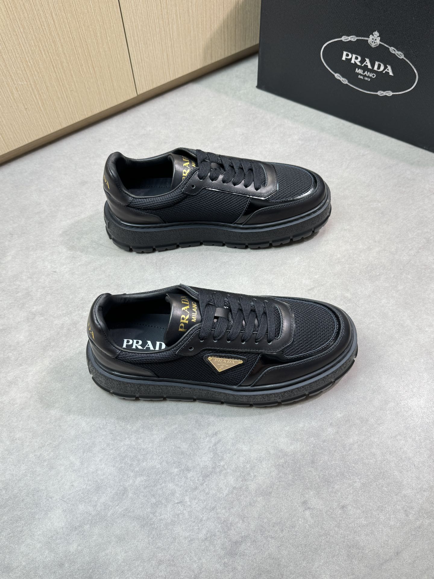 NO:280461,【PRADA】Prada - High-end quality Original single casual sneakers - Upper Napa calfskin, brand high mercerized canvas, shoe body sewing brand metal fasteners, tongue. Heel silk screen brand logo - Inner water dyed cowhide - Outsole ultra-light TPU foam; molded outsole - Ultra-high quality control · Fine workmanship highlighted (high-end, noble, grade) -Size 38-44 (45, custom made) ·PR0372,,prada,prada,sneakers,cowhide19860909【PRADA】普拉达 -高端品质 原单休闲运动鞋 -鞋面纳帕小牛皮、品牌高丝光帆布、鞋身车缝品牌金属扣件、鞋舌.后跟丝印品牌logo -内里水染牛皮 -大底超轻TPU发泡；成型大底 -超高品控·做工精细凸显(高端·贵气·档次) -Size 38-44（45,可订做)·PR0372,,prada,prada,sneakers,cowhide,Men's shoes