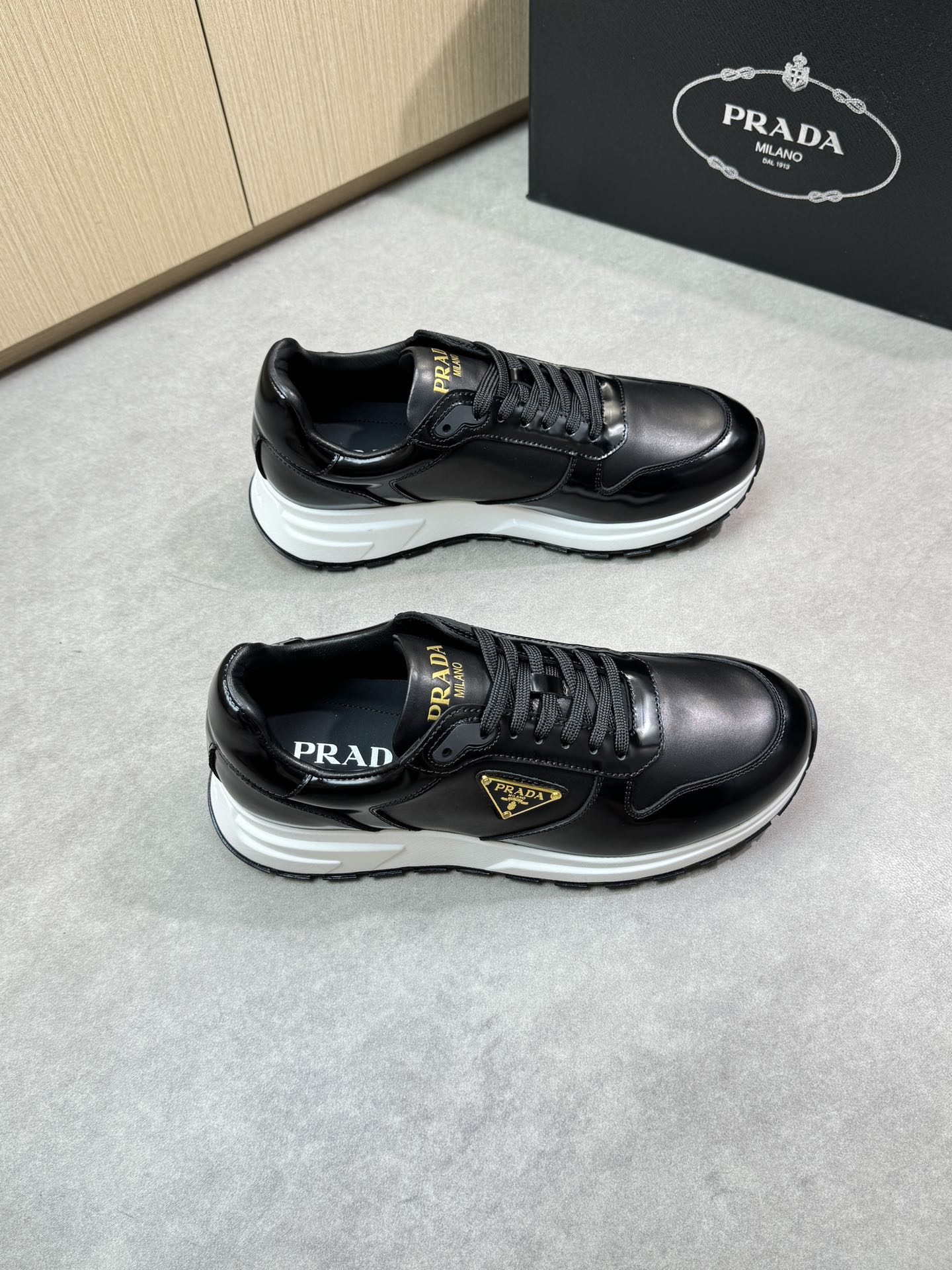 NO:280464,【PRADA】Prada - High-end quality Original single casual sneakers - Upper Napa calfskin, open-edge bead cowhide, shoe body sewing brand metal fastener, shoe tongue silk screen high Zhoubo brand logo - Inner water dye cowhide - Outsole ultra-light TPU foaming·rubber; two-color molded outsole - Ultra-high quality control·fine workmanship highlighted (high-end·noble·grade) -Size 38-44 (45, custom made)·PR0372,,prada,prada,sneakers,cowhide19860909【PRADA】普拉达 -高端品质 原单休闲运动鞋 -鞋面纳帕小牛皮、开边珠牛皮、鞋身车缝品牌金属扣件、鞋舌丝印高周波品牌logo -内里水染牛皮 -大底超轻TPU发泡·橡胶；双色成型大底 -超高品控·做工精细凸显(高端·贵气·档次) -Size 38-44（45,可订做)·PR0372,,prada,prada,sneakers,cowhide,Men's shoes