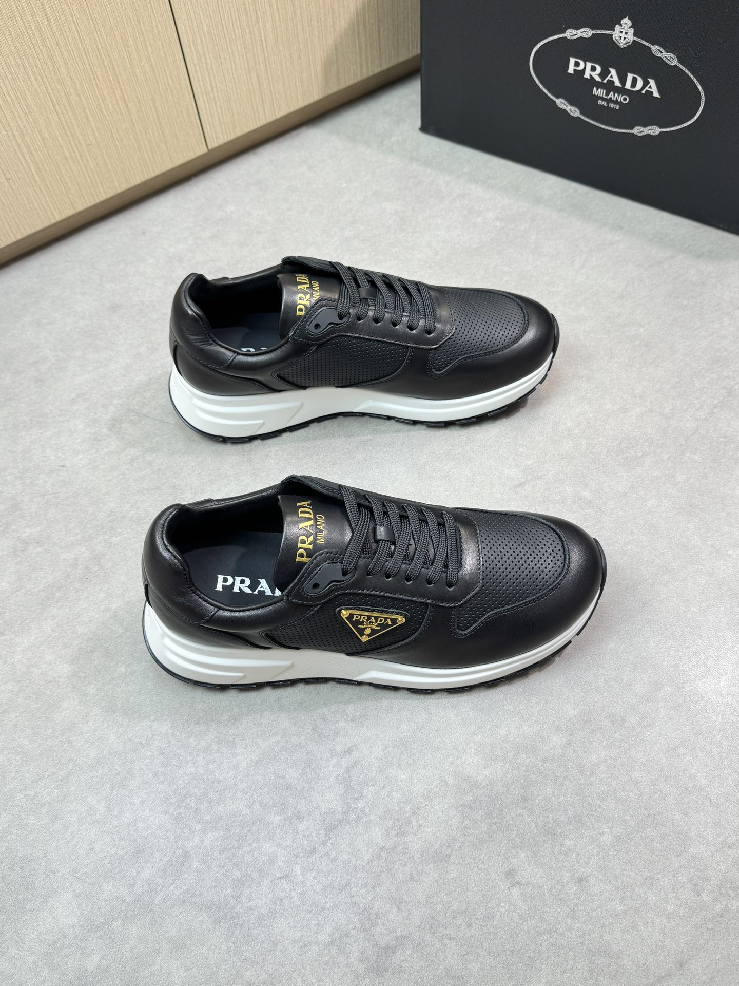 NO:280467,【PRADA】Prada - High-end quality Original single casual sneakers - Upper Napa calfskin, perforated calfskin, shoe body sewing brand metal fastener, shoe tongue silk screen high Zhoubo brand logo - Inner water dyed cowhide - Outsole ultra-light TPU foaming·rubber; Two-color molded outsole - Ultra-high quality control·fine workmanship highlighted (high-end·noble·grade) -Size 38-44 (45, custom made)·PR0372,,prada,prada,sneakers,cowhide19860909【PRADA】普拉达 -高端品质 原单休闲运动鞋 -鞋面纳帕小牛皮、打孔小牛皮、鞋身车缝品牌金属扣件、鞋舌丝印高周波品牌logo -内里水染牛皮 -大底超轻TPU发泡·橡胶；双色成型大底 -超高品控·做工精细凸显(高端·贵气·档次) -Size 38-44（45,可订做)·PR0372,,prada,prada,sneakers,cowhide,Men's shoes