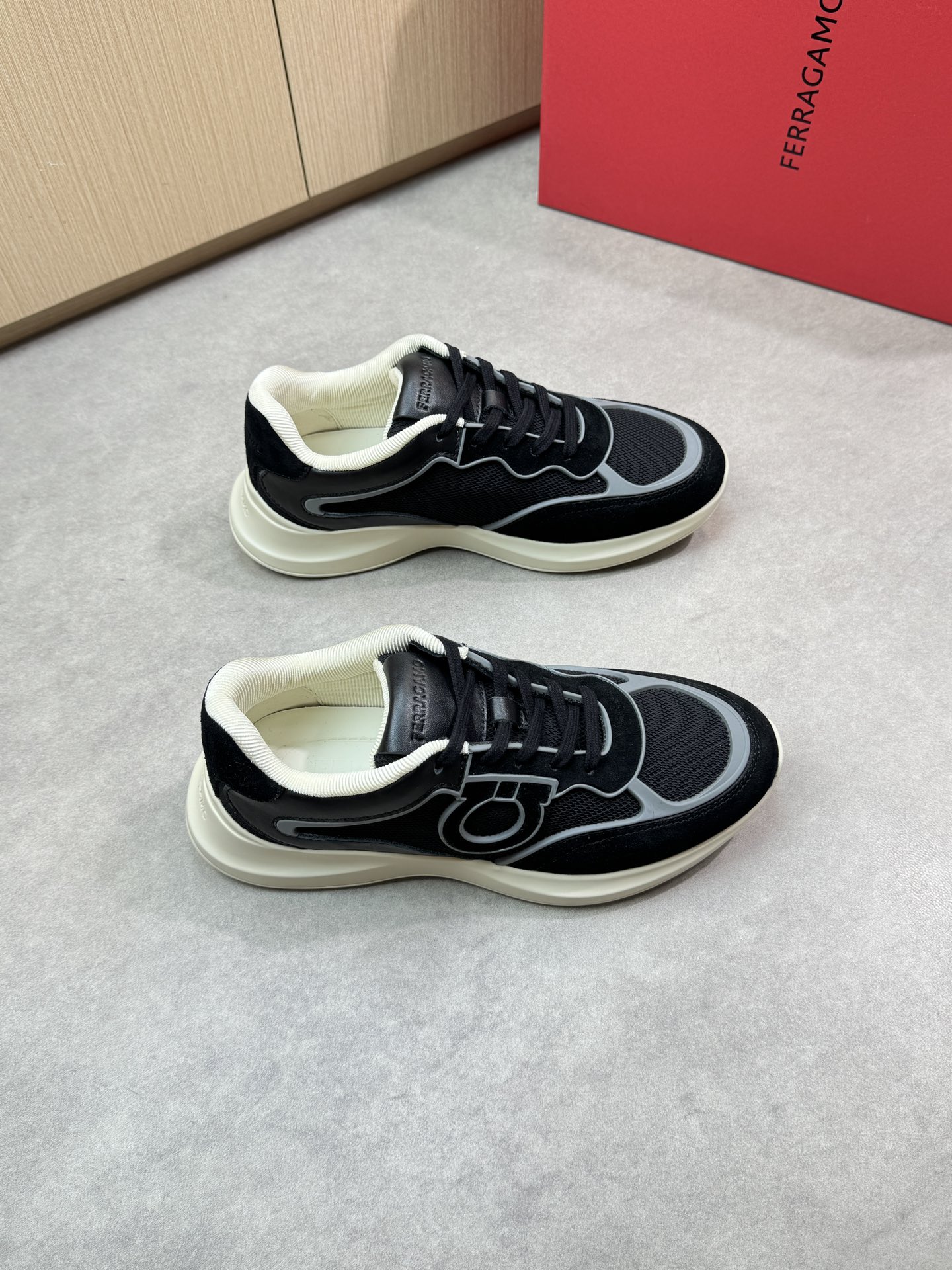 NO:280471,【Ferragamo】Ferragamo - High-end quality Original single casual sneakers - Upper Napa calfskin, reverse velvet calfskin, brand canvas. Hot brand plastic module, tongue. Heel air compressor brand logo - Inner brand canvas, foot pads; Water dye cowhide - Ultra-light TPU·rubber; Formed sole - Ultra-high quality control, fine workmanship highlighted (high-end, noble, grade) -Size 39-44 (38,45 can be customized)·FR9996,,ferragamo,ferragamo,sneakers,cowhide19860909【 Ferragamo】菲拉格慕  -高端品质 原单休闲运动鞋 -鞋面纳帕小牛皮、反绒小牛皮、品牌帆布.热切品牌塑胶模块、鞋舌.后跟空压品牌logo -内里品牌帆布,垫脚；水染牛皮 -大底超轻TPU·橡胶; 成型大底 -超高品控·做工精细凸显(高端·贵气·档次) -Size 39-44（38,45可订做)·FR9996,,ferragamo,ferragamo,sneakers,cowhide,Men's shoes
