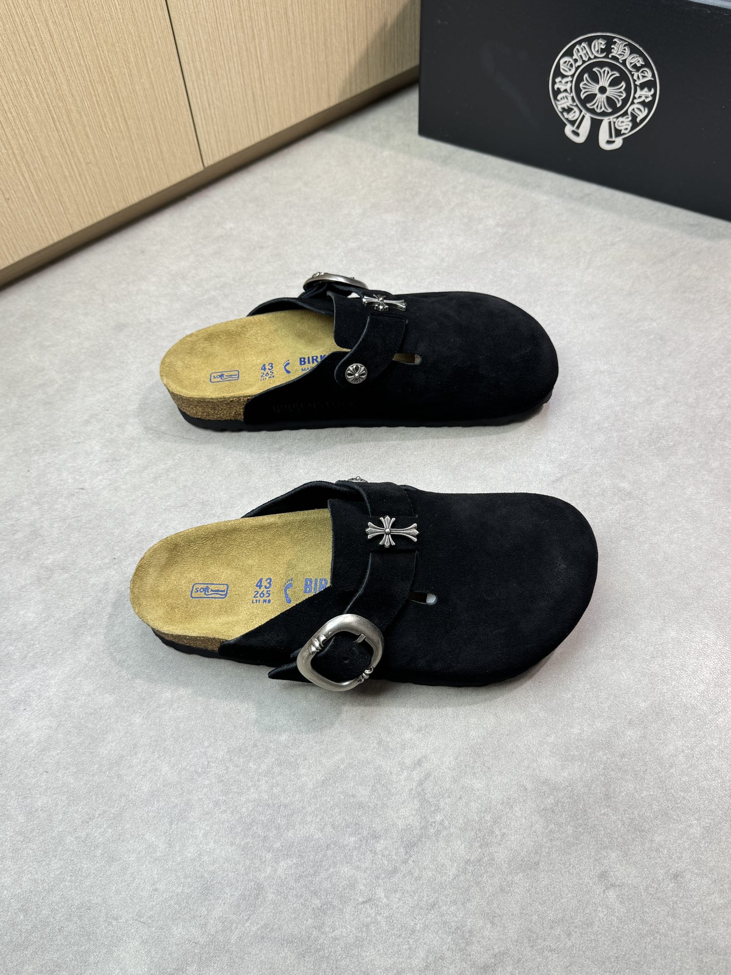 NO:280524,【Chrome Hearts】Crosin - High-end quality Original single casual sandals - Upper reverse fleece calfskin, brand metal fastener - Inner reverse fleece cowhide - Outsole ultralight TPU·rubber; Formed sole - Ultra-high quality control, fine workmanship highlighted (high-end, noble, grade) -Size 39-44 (38,45 can be customized)·CH0156,,chrome hearts,chrome hearts,slippers,cowhide19860909【Chrome Hearts】克罗心  -高端品质 原单休闲凉拖鞋 -鞋面反绒小牛皮、品牌金属扣件 -内里反绒牛皮 -大底超轻TPU·橡胶; 成型大底 -超高品控·做工精细凸显(高端·贵气·档次) -Size 39-44（38,45可订做)·CH0156,,chrome hearts,chrome hearts,slippers,cowhide,Men's shoes