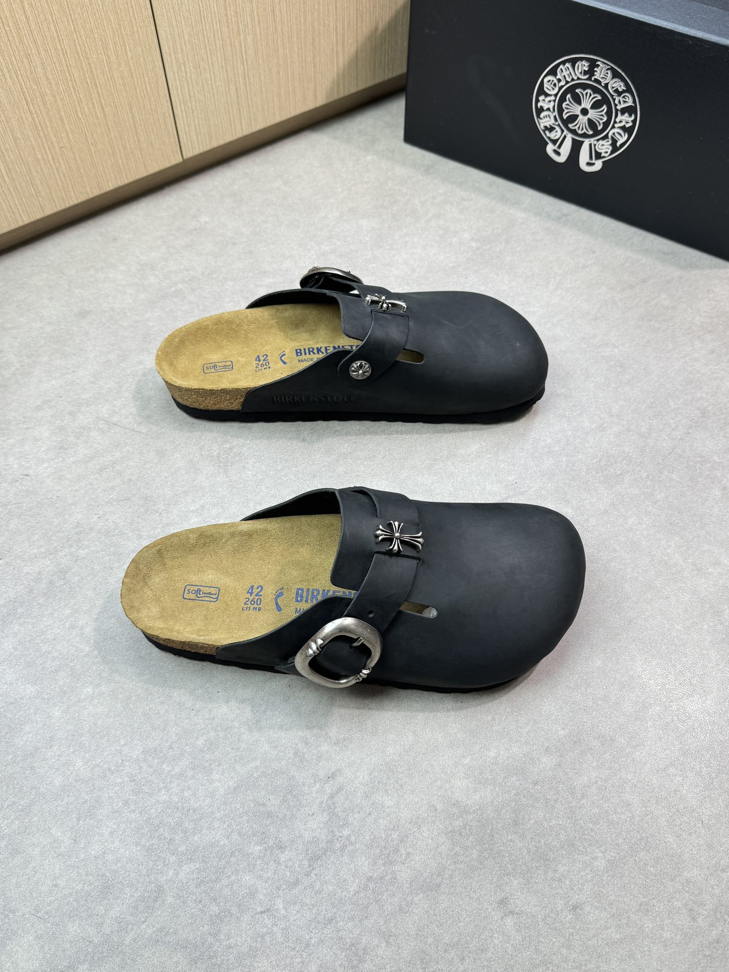 NO:280529,【Chrome Hearts】Crosin - High-end quality Original single casual sandals - Upper reverse fleece calfskin, brand metal fastener - Inner reverse fleece cowhide - Outsole ultralight TPU·foam; Formed outsole - Ultra-high quality control, fine workmanship highlighted (high-end, noble, grade) -Size 39-44 (38,45 can be customized)·CH0156,,chrome hearts,chrome hearts,slippers,cowhide19860909【Chrome Hearts】克罗心  -高端品质 原单休闲凉拖鞋 -鞋面反绒小牛皮、品牌金属扣件 -内里反绒牛皮 -大底超轻TPU·发泡; 成型大底 -超高品控·做工精细凸显(高端·贵气·档次) -Size 39-44（38,45可订做)·CH0156,,chrome hearts,chrome hearts,slippers,cowhide,Men's shoes
