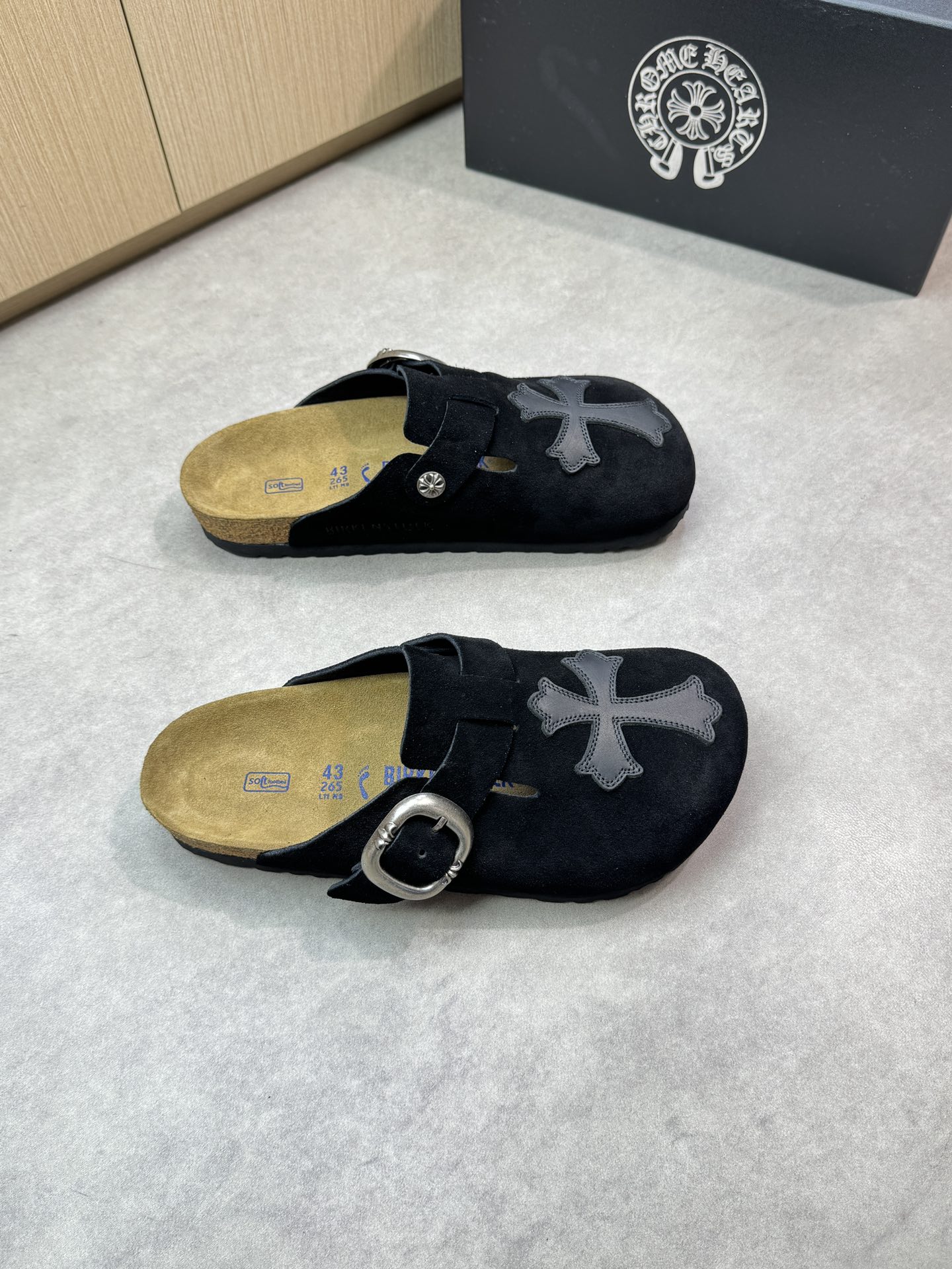 NO:280534,【Chrome Hearts】Crosin - High-end quality Original single casual sandals - Upper reverse fleece calfskin, brand metal fastener, toe sewing brand logo totem - Inner reverse fleece cowhide - Outsole ultralight TPU·rubber; Formed sole - Ultra-high quality control, fine workmanship highlighted (high-end, noble, grade) -Size 39-44 (38,45 can be customized)·CH0156,,chrome hearts,chrome hearts,slippers,cowhide19860909【Chrome Hearts】克罗心  -高端品质 原单休闲凉拖鞋 -鞋面反绒小牛皮、品牌金属扣件、鞋头车缝品牌logo图腾 -内里反绒牛皮 -大底超轻TPU·橡胶; 成型大底 -超高品控·做工精细凸显(高端·贵气·档次) -Size 39-44（38,45可订做)·CH0156,,chrome hearts,chrome hearts,slippers,cowhide,Men's shoes