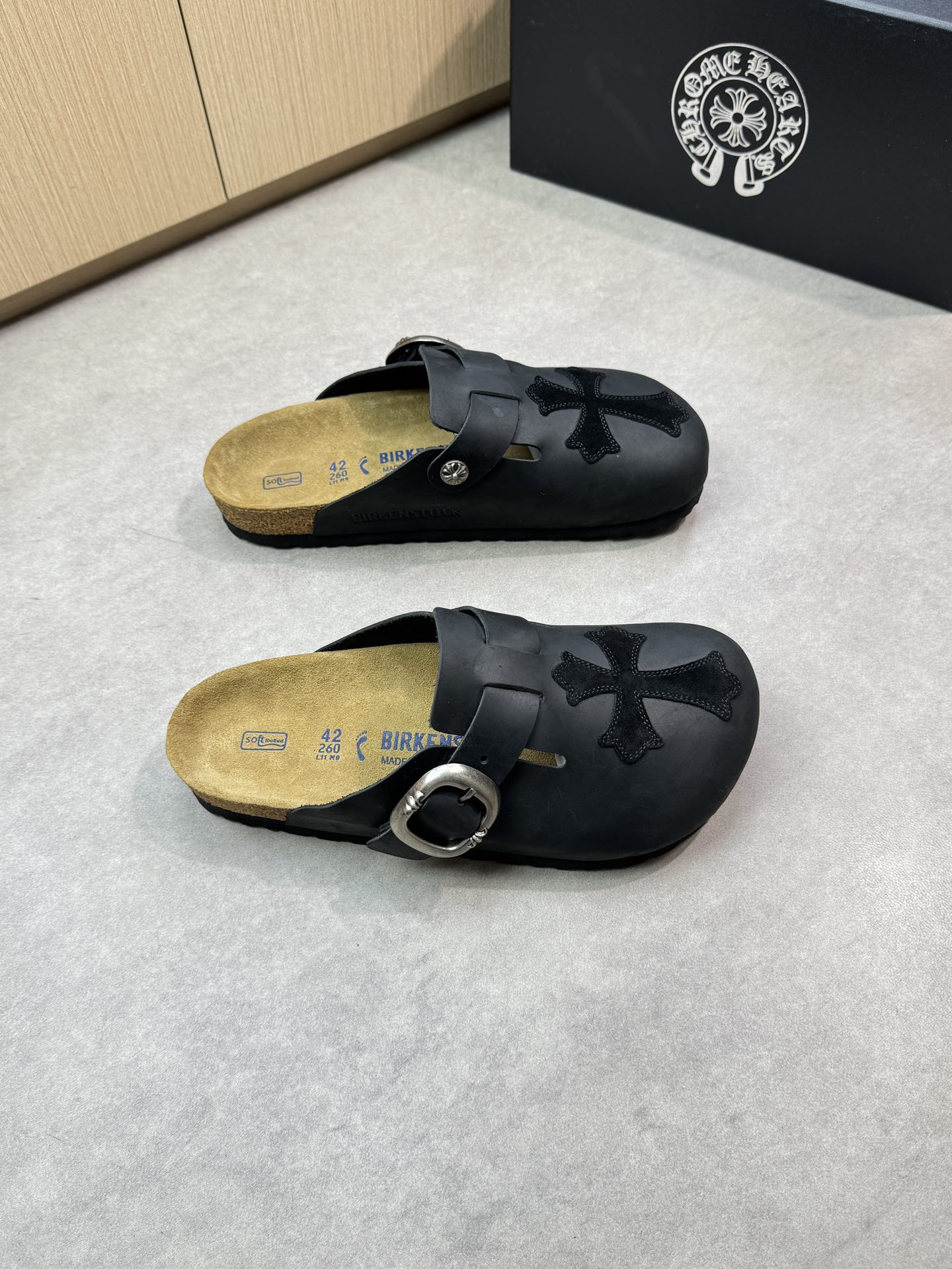 NO:280539,【Chrome Hearts】Crosin - High-end quality Original single casual sandals - Crazy horse pattern matte leather on the upper, brand metal fastener, toe sewing brand logo totem - Inner reverse velvet cowhide - Outsole ultra-light TPU·rubber; Formed sole - Ultra-high quality control · fine workmanship highlighted (high-end · noble · grade) -Size 39-44 (38,45 can be customized)·CH0156,,chrome hearts,chrome hearts,slippers,cowhide19860909【Chrome Hearts】克罗心  -高端品质 原单休闲凉拖鞋 -鞋面疯马纹磨砂皮、品牌金属扣件、鞋头车缝品牌logo图腾 -内里反绒牛皮 -大底超轻TPU·橡胶; 成型大底 -超高品控·做工精细凸显(高端·贵气·档次) -Size 39-44（38,45可订做)·CH0156,,chrome hearts,chrome hearts,slippers,cowhide,Men's shoes