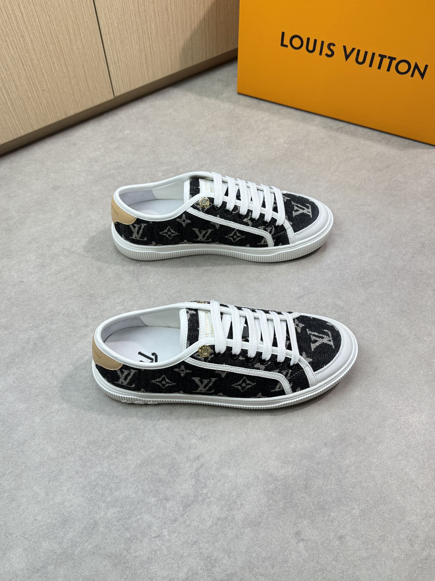 NO:280544,【Louis Vuitton】Louis Vuitton - High-end quality Original couple outfit Casual sports shoes - Upper Napa calfskin, brand totem cloth, tongue. Heel; Silk-print brand logo - Inner water dyed cowhide, footbed; Brand canvas - Outsole ultra-light TPR·rubber; Formed outsole - Ultra-high quality control·fine workmanship highlight (high-end, noble, grade) -Size Men and women's same style 35-44 (female 34, 40, 41, men 45, 46, 47, can be customized)·L0179,,louis vuitton,louis vuitton,cowhide19860909【Louis Vuitton】路易威登 -高端品质 原单 情侣装 休闲运动板鞋 -鞋面纳帕小牛皮、品牌图腾布匹、鞋舌.后跟；丝印品牌Logo -内里水染牛皮,垫脚；品牌帆布 -大底超轻TPR·橡胶；成型大底 -超高品控·做工精细凸显(高端·贵气·档次) -Size 男女同款35-44（女34,40,41,男45,46,47,可订做)·L0179,,louis vuitton,louis vuitton,cowhide,Men's shoes