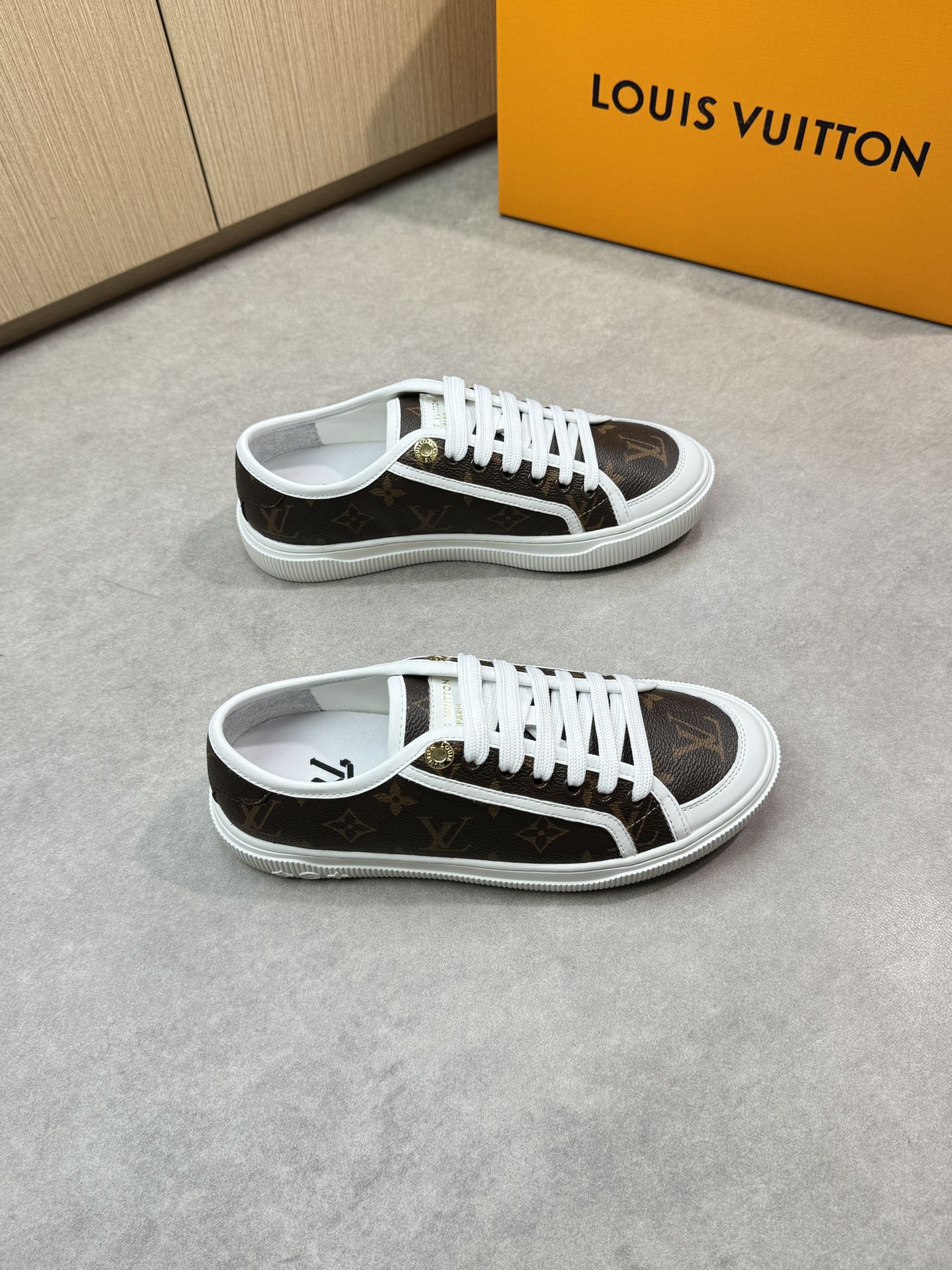 NO:280549,【Louis Vuitton】Louis Vuitton - High-end quality original couple outfit Casual sports shoes - Upper Napa calfskin, brand totem PVC leather, tongue. Heel; Silk-printed brand logo - Inner water dyed cowhide, footbed; Brand canvas - Outsole ultra-light TPR·rubber; Formed sole - Ultra-high quality control·fine workmanship highlight (high-end, noble, grade) -Size Men and women's same style 35-44 (female 34, 40, 41, men 45, 46, 47, can be customized)·L0179,,louis vuitton,louis vuitton,cowhide19860909【Louis Vuitton】路易威登 -高端品质 原单 情侣装 休闲运动板鞋 -鞋面纳帕小牛皮、品牌图腾PVC皮料、鞋舌.后跟；丝印品牌Logo -内里水染牛皮,垫脚；品牌帆布 -大底超轻TPR·橡胶；成型大底 -超高品控·做工精细凸显(高端·贵气·档次) -Size 男女同款35-44（女34,40,41,男45,46,47,可订做)·L0179,,louis vuitton,louis vuitton,cowhide,Men's shoes