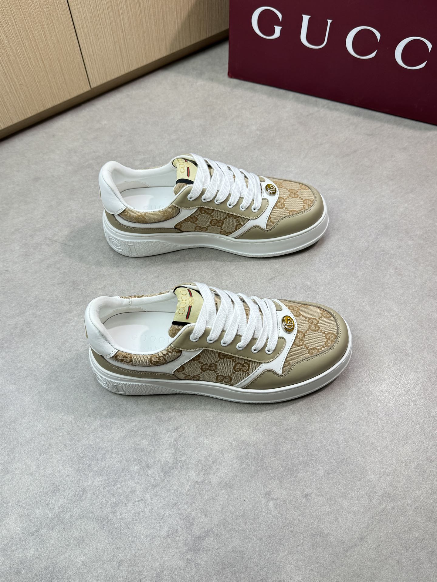 NO:280507,【GUCCI】Gucci - High-end quality Original single casual sneakers - Upper smacking calfskin, brand totem cloth, brand metal cat eye fastener - Inner water dyed cowhide - Outsole ultra-light TPU rubber foam; Two-color molded outsole - Ultra-high quality control·fine workmanship highlighted (high-end, noble, grade) -Size 39-44 (38,45, custom made)·G0180,,gucci,gucci,sneakers,cowhide19860909【GUCCI】古驰 -高端品质 原单休闲运动鞋 -鞋面摔纹小牛皮、品牌图腾布匹、品牌金属猫眼扣件 -内里水染牛皮 -大底超轻TPU橡胶发泡；双色成型大底 -超高品控·做工精细凸显(高端·贵气·档次) -Size 39-44（38,45,可订做)·G0180,,gucci,gucci,sneakers,cowhide,Men's shoes