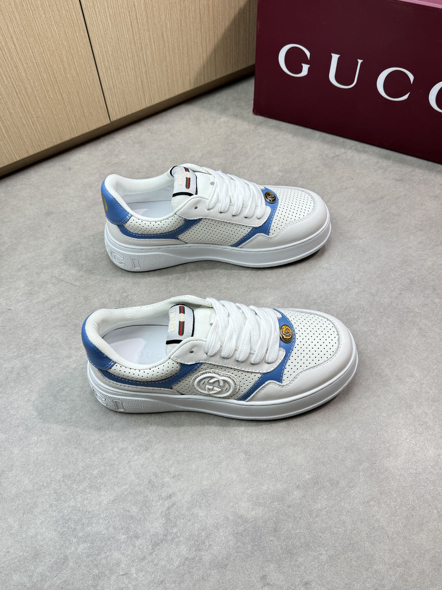 NO:280513,【GUCCI】Gucci - High-end quality Original single casual sneakers - Upper patterned calfskin, punched calfskin, shoe body sewing diamond brand totem, brand metal cat eye fastener - inner brand canvas, foot pads; water dyed cowhide - outsole ultralight TPU rubber foam; two-color molded sole - ultra high quality control·fine workmanship highlight (high-end·noble·grade) -Size 39-44 (38,45, custom made)·G0180,,gucci,gucci,sneakers,cowhide19860909【GUCCI】古驰 -高端品质 原单休闲运动鞋 -鞋面摔纹小牛皮、打孔小牛皮、鞋身车缝镶钻石品牌图腾、品牌金属猫眼扣件 -内里品牌帆布,垫脚；水染牛皮 -大底超轻TPU橡胶发泡；双色成型大底 -超高品控·做工精细凸显(高端·贵气·档次) -Size 39-44（38,45,可订做)·G0180,,gucci,gucci,sneakers,cowhide,Men's shoes