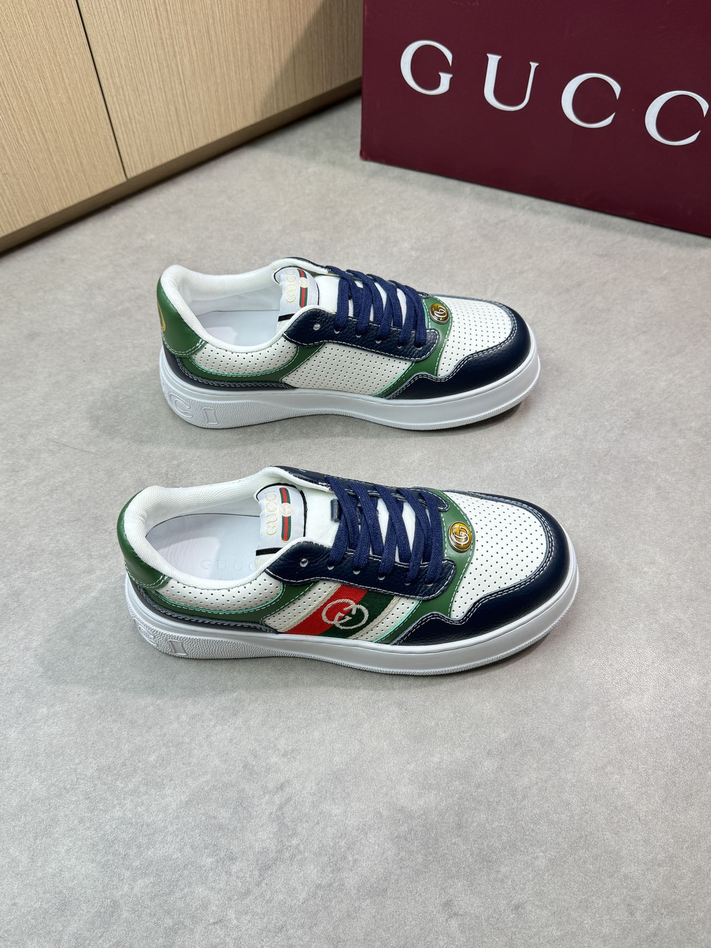 NO:280518,【GUCCI】Gucci - High-end quality Original single casual sports shoes - Upper patterned calfskin, punched calfskin, shoe body brand totem webbing, brand metal cat eye fastener - inner brand canvas, foot pads; water dyed cowhide - outsole ultralight TPU rubber foam; two-color molded sole - ultra high quality control·fine workmanship highlighting (high-end·noble·grade) -Size 39-44 (38,45, custom made)·G0180,,gucci,gucci,sneakers,cowhide19860909【GUCCI】古驰 -高端品质 原单休闲运动鞋 -鞋面摔纹小牛皮、打孔小牛皮、鞋身品牌图腾织带、品牌金属猫眼扣件 -内里品牌帆布,垫脚；水染牛皮 -大底超轻TPU橡胶发泡；双色成型大底 -超高品控·做工精细凸显(高端·贵气·档次) -Size 39-44（38,45,可订做)·G0180,,gucci,gucci,sneakers,cowhide,Men's shoes
