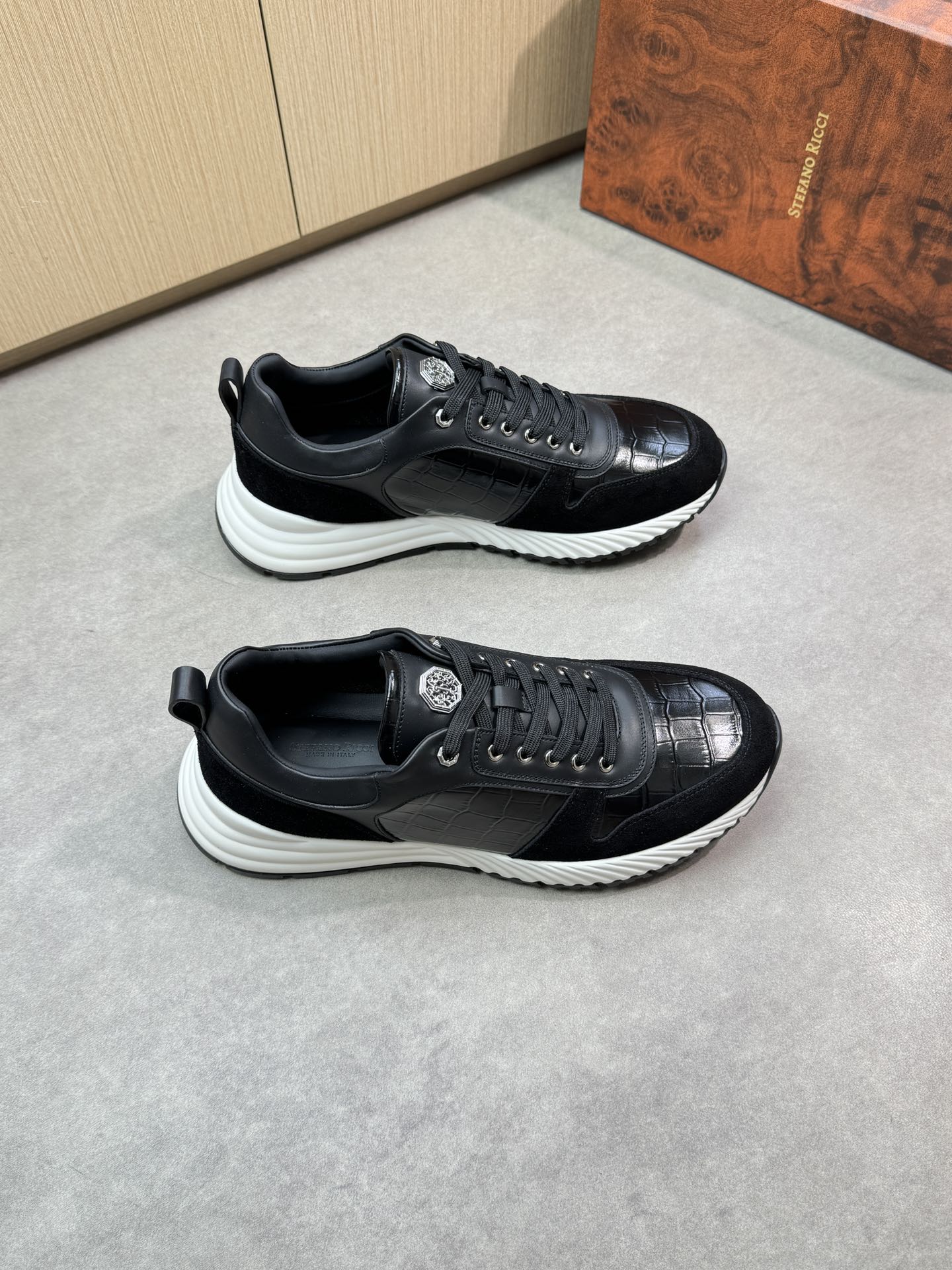 NO:280523,【Stefano Ricci】Stefano Rao Nich - High-end quality Original single casual sneakers - Imported upper Napa calfskin, stone pattern calfskin, reverse velvet calfskin, shoe tongue brand logo metal fastener - Inner water dyed cowhide - Outsole ultra-light TPU foam; molded sole - Ultra-high quality control · Fine workmanship highlighted (high-end · noble · grade) -Size 39-44 (38, 45, custom made) ·ST9154,,sneakers,cowhide19860909【Stefano Ricci】史蒂芬劳·尼治 -高端品质 原单休闲运动鞋 -鞋面进口纳帕小牛皮、石头纹小牛皮、反绒小牛皮、鞋舌品牌logo金属扣件 -内里水染牛皮 -大底超轻TPU发泡；成型大底 -超高品控·做工精细凸显(高端·贵气·档次) -Size 39-44（38,45,可订做)·ST9154,,sneakers,cowhide,Men's shoes