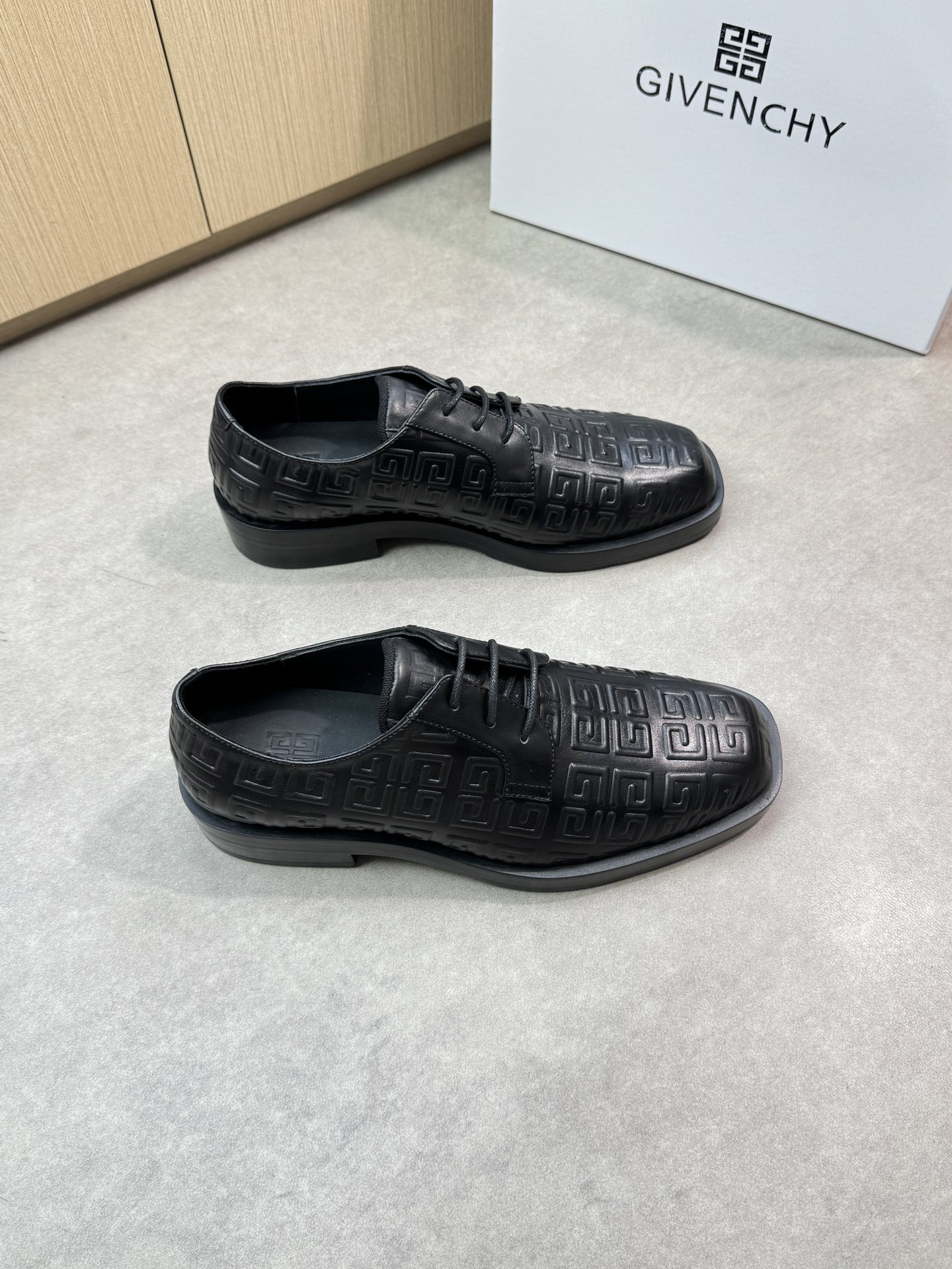 NO:280695,【GIVENCHY】Givenchy - High-end quality Original single formal leather shoes - Upper; Napa calfskin, air compressor brand totem - Inner water dyed cowhide - Outsole ultra-light TPR·rubber; Formed sole - Ultra-high quality control·fine workmanship highlighted (high-end, noble, grade) -Size 39-44 (38,45, custom made)·G7082,, given, given, given, cowhide19860909【GIVENCHY】纪梵希 -高端品质 原单正装皮鞋 -鞋面；纳帕小牛皮、空压品牌图腾 -内里水染牛皮 -大底超轻TPR·橡胶; 成型大底 -超高品控·做工精细凸显(高端·贵气·档次) -Size 39-44（38,45,可订做)·G7082,,givenchy,givenchy,cowhide,Men's shoes