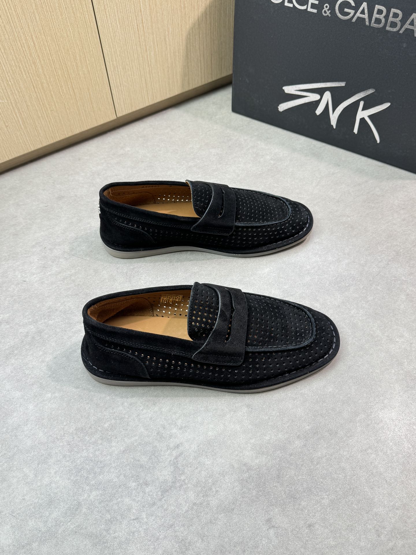 NO:280700,【DOLCE & GABBANA】Dougabana - High-end quality Original single formal leather shoes - Imported punched back-velvet high mercerized calfskin, brand cross-bond decoration, shoe Dan outer joint sewing process - Inner water dyed cowhide - Outsole original ultra-light TPR·rubber; molded outsole - Ultra-high quality control·fine workmanship highlighted (high-end, noble, grade) -Size 39-44 (38,45, custom made)·D0134,,Dolce&Gabbana,Dolce&Gabbana,cowhide19860909【DOLCE & GABBANA】杜嘉班纳 -高端品质 原单正装皮鞋 -鞋面进口打孔反绒高丝光小牛皮、品牌横担装饰、鞋丹外合车缝线工艺 -内里水染牛皮 -大底原版超轻TPR·橡胶; 成型大底 -超高品控·做工精细凸显(高端·贵气·档次) -Size 39-44（38,45,可订做)·D0134,,Dolce&Gabbana,Dolce&Gabbana,cowhide,Men's shoes