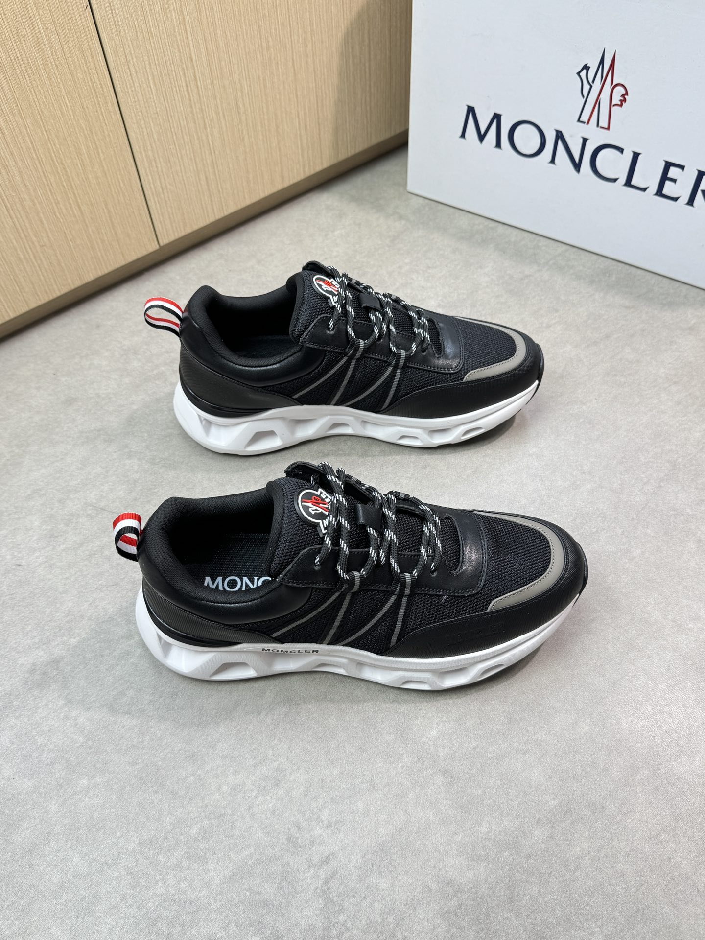 NO:280707,【MONCLER】Mengkelai (blind) - High-end quality Original single casual sports shoes - Upper Napa calfskin, brand mercerized cloth, night reflective webbing, shoe tongue sewing brand logo module - Neil brand canvas cloth - Outsole ultra-light TPU foaming·rubber; molded outsole - Ultra-high quality control·fine workmanship highlighting (high-end·noble·grade) -Size 39-44 (38,45, custom made)·0126,,christian louboutin,Moncler,Moncler,sneakers,cowhide19860909【MONCLER】盟可睐(蒙口)  -高端品质 原单休闲运动鞋 -鞋面纳帕小牛皮、品牌丝光感布匹、夜反光织带、鞋舌车缝品牌logo模块 -内里品牌帆布布匹 -大底超轻TPU发泡·橡胶；成型大底 -超高品控·做工精细凸显(高端·贵气·档次) -Size 39-44（38,45,可订做)·0126,,christian louboutin,Moncler,Moncler,sneakers,cowhide,Men's shoes