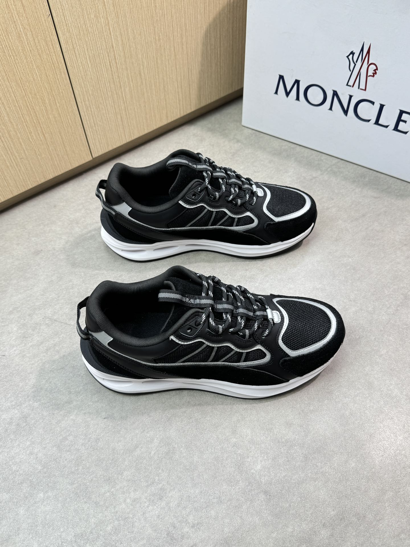 NO:280676,【MONCLER】Mengkelai (blind) - High-end quality Original single casual sneakers - Upper Napa calfskin, reverse velvet calfskin, brand mercerized cloth, night reflective webbing, toe air compressor brand logo - Neili brand canvas cloth - Outsole ultra-light TPU foaming·rubber; molded outsole - Ultra-high quality control·fine workmanship highlighting (high-end·noble·grade) -Size 39-44 (38,45, custom made)·0126,,christian louboutin,Moncler,Moncler,sneakers,cowhide19860909【MONCLER】盟可睐(蒙口)  -高端品质 原单休闲运动鞋 -鞋面纳帕小牛皮、反绒小牛皮、品牌丝光感布匹、夜反光织带、鞋头空压品牌logo -内里品牌帆布布匹 -大底超轻TPU发泡·橡胶；成型大底 -超高品控·做工精细凸显(高端·贵气·档次) -Size 39-44（38,45,可订做)·0126,,christian louboutin,Moncler,Moncler,sneakers,cowhide,Men's shoes
