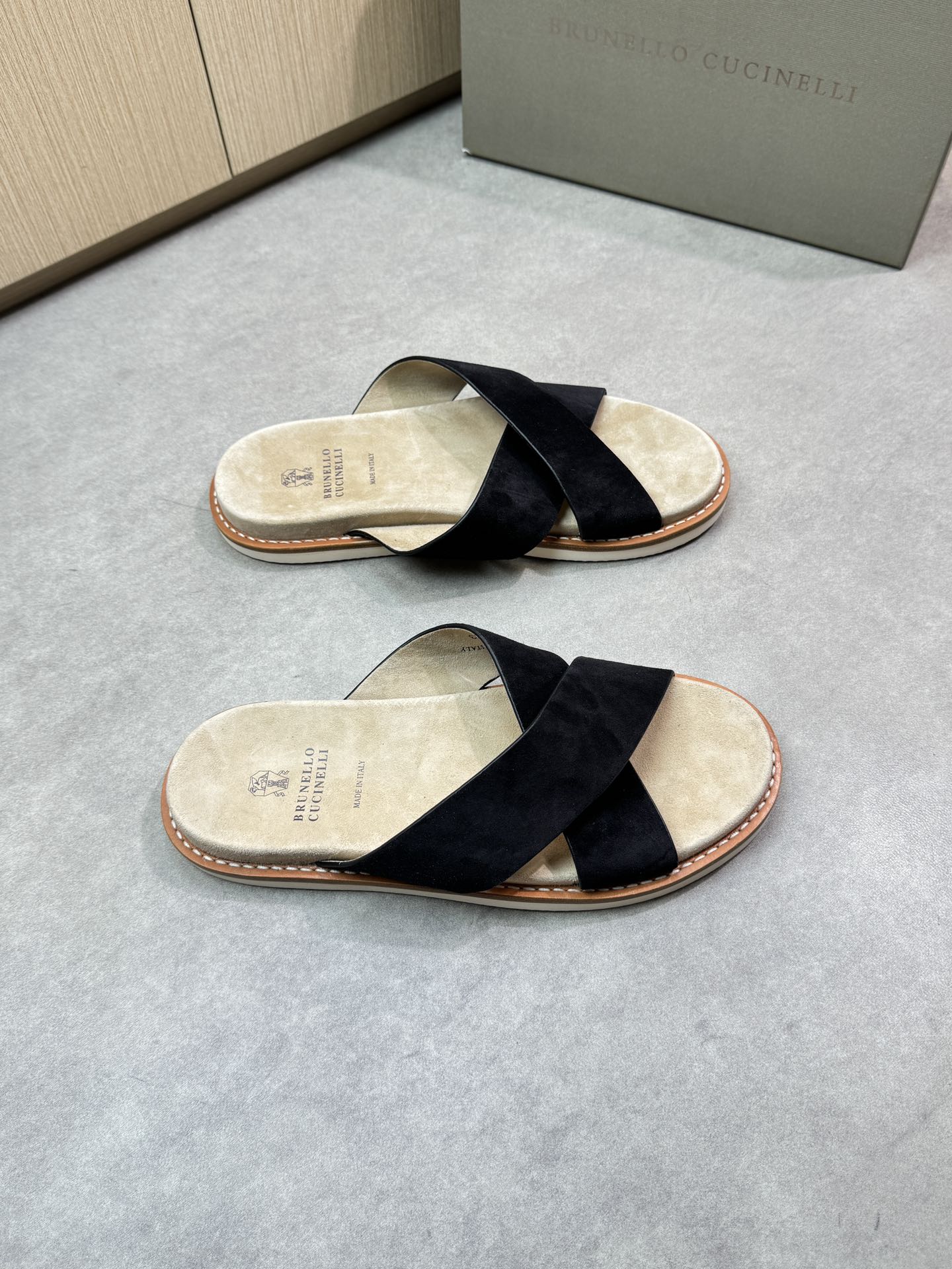NO:280935,【Brunello Cucinelli】Brunello Cucinelli - High-end quality Original single casual sandals - Imported upper reverse velvet calfskin, high foot pad Zhoubo brand logo - Inner water dyed cowhide - Outsole ultra-light reverse velvet cowhide wrapped in water table·TPU foam; Combined molding outsole - Ultra-high quality control·fine workmanship highlighted (high-end, noble, grade) -Size 39-44 (38,45, custom made)·BC0678,,brunello cucinelli,slippers,cowhide19860909【 Brunello Cucinelli】布鲁内洛·库奇内利 -高端品质 原单休闲凉拖鞋 -鞋面进口反绒小牛皮、垫脚高周波品牌Logo -内里水染牛皮 -大底超轻反绒牛皮包水台·TPU发泡；组合成型大底 -超高品控·做工精细凸显(高端·贵气·档次) -Size 39-44（38,45,可订做)·BC0678,,brunello cucinelli,slippers,cowhide,Men's shoes