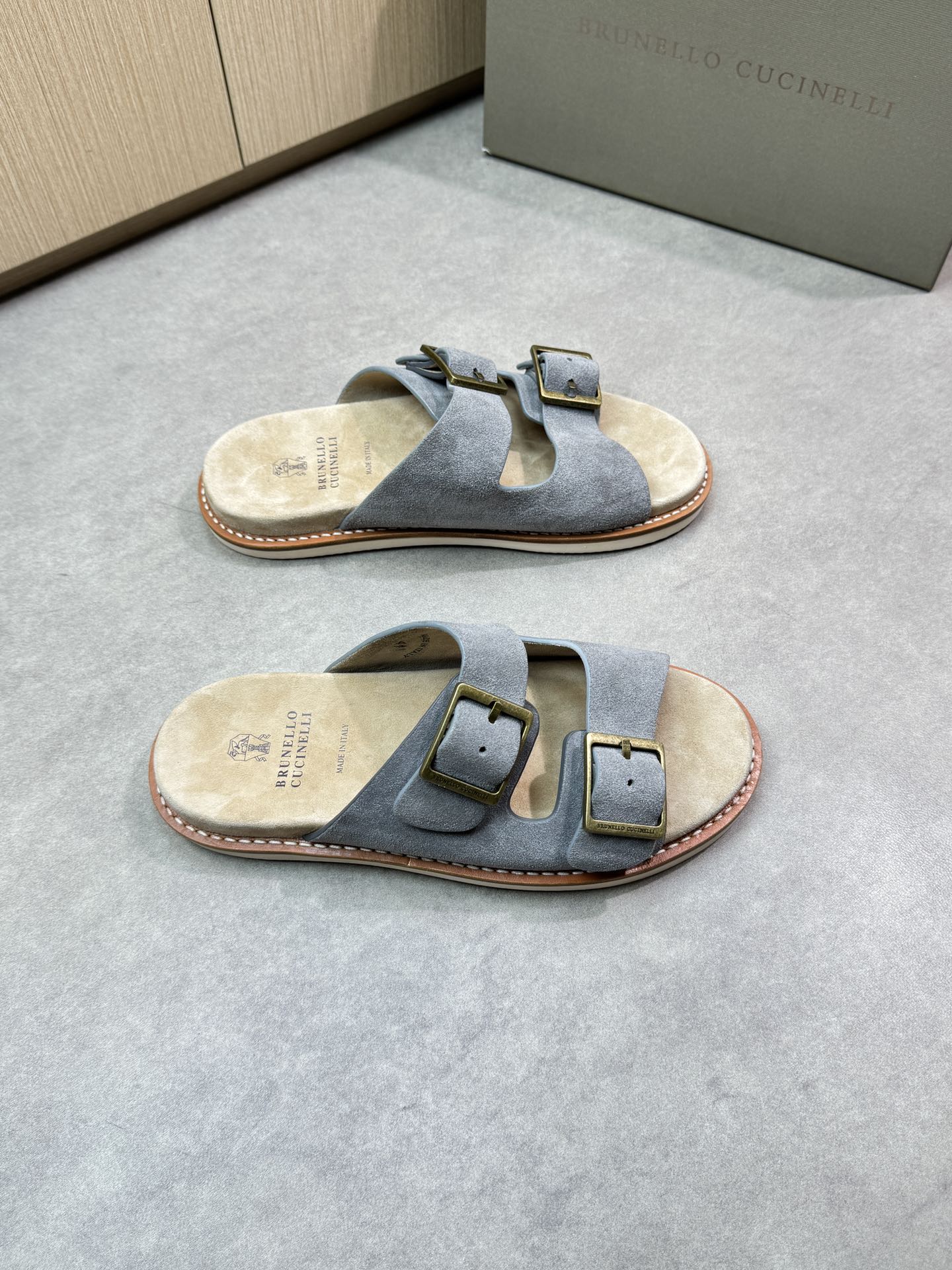 NO:280940,【Brunello Cucinelli】Brunello Cucinelli - High-end quality Original single casual sandals - Imported back-fleece calfskin on the upper, brand metal fasteners, high foot pads Zhoubo brand logo - Inner water dyed cowhide - Outsole ultra-light reverse-fleece calfskin water-tablet · TPU foam; Combined molding outsole - Ultra-high quality control · Fine workmanship highlighted (high-end · noble · grade) -Size 39-44 (38, 45, custom made) ·BC0678,,brunello cucinelli,slippers,cowhide19860909【 Brunello Cucinelli】布鲁内洛·库奇内利 -高端品质 原单休闲凉拖鞋 -鞋面进口反绒小牛皮、品牌金属扣件、垫脚高周波品牌Logo -内里水染牛皮 -大底超轻反绒牛皮包水台·TPU发泡；组合成型大底 -超高品控·做工精细凸显(高端·贵气·档次) -Size 39-44（38,45,可订做)·BC0678,,brunello cucinelli,slippers,cowhide,Men's shoes