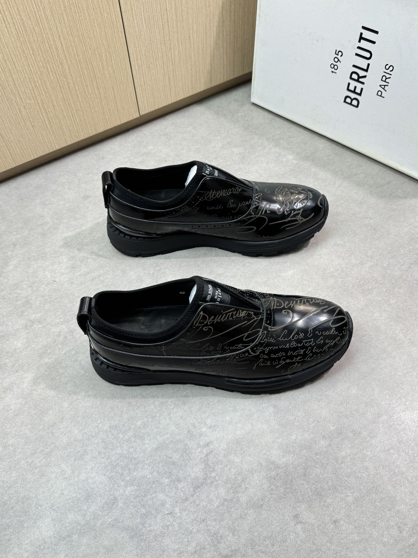 NO:280942,【Berluti】Berluti (Bruti) - High-end quality Original single casual sneakers - Imported upper beaded calfskin, shoe body laser brand totem, shoe mouth brand elastic cloth - Inner footbed; water dye cowhide - Ultra-light TPU·rubber; molded sole - Ultra-high quality control·fine workmanship highlighted (high-end, noble, grade) -Size 39-44 (38, 45, 46, size can be customized)·B0678,,sneakers,cowhide19860909【 Berluti】伯尔鲁帝(布鲁提) -高端品质 原单休闲运动鞋 -鞋面进口开边珠小牛皮、鞋身激光品牌图腾、鞋口品牌弹力布 -内里垫脚；水染牛皮 -大底超轻TPU·橡胶；成型大底 -超高品控·做工精细凸显( 高端·贵气·档次 ) -Size 39-44（38,45,46,码可订做)·B0678,,sneakers,cowhide,Men's shoes