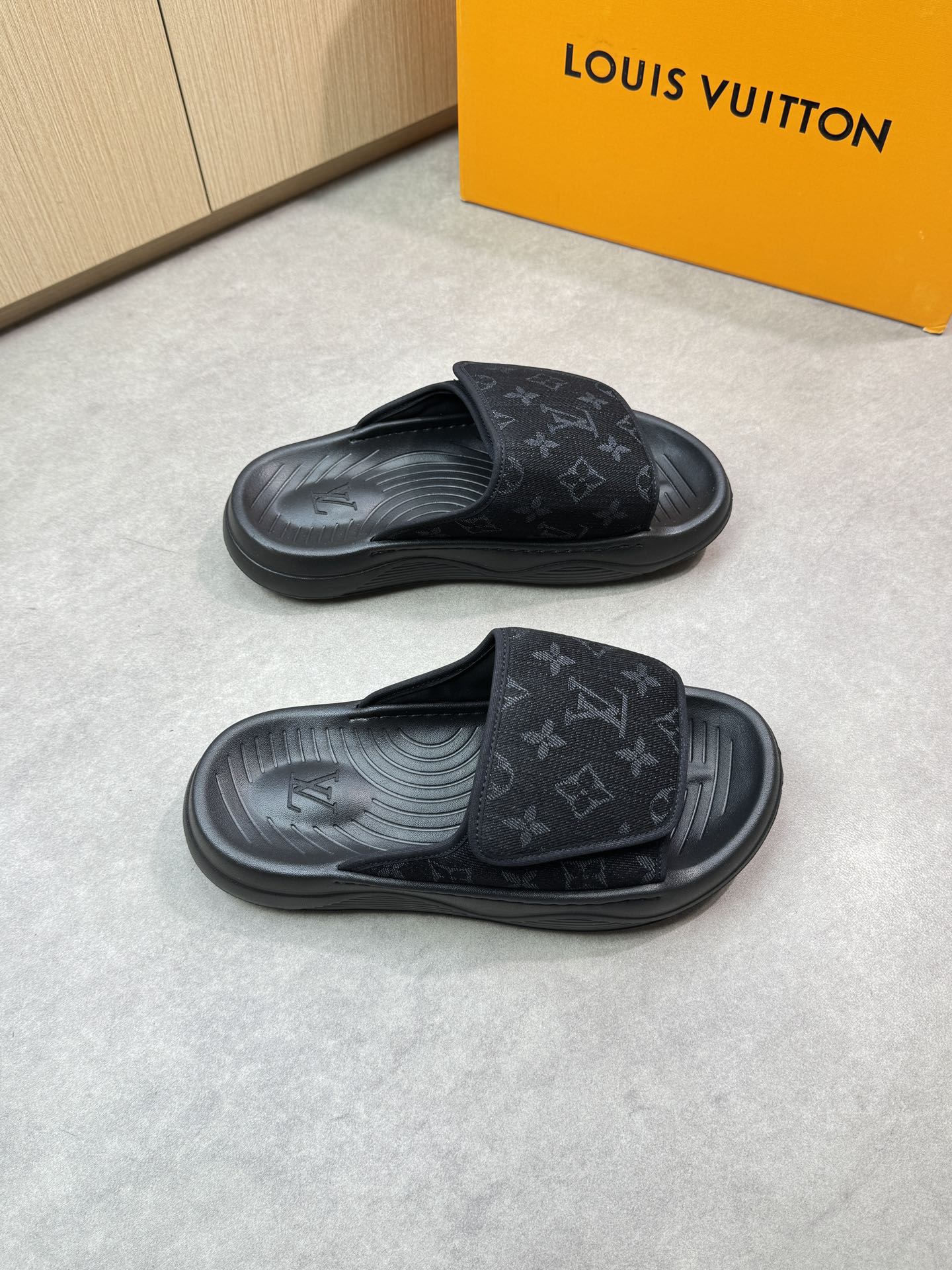NO:281182,【Louis Vuitton】Louis Vuitton - High-end quality Original single casual sandals - Upper brand totem cloth. Sewing and edge wrapping process - Inner brand breathable canvas - Outsole ultra-light TPU foaming; molded outsole - Ultra-high quality control · Fine workmanship highlighted (high-end, noble, grade) -Size 39-44 (38, 45, 46, custom made)·L0156,,louis vuitton,louis vuitton,slippers19860909【Louis Vuitton】路易威登 -高端品质 原单休闲凉拖鞋 -鞋面品牌图腾布匹.车缝包边工艺 -内里品牌透气帆布 -大底超轻TPU发泡；成型大底 -超高品控·做工精细凸显(高端·贵气·档次) -Size 39-44（38,45, 46,可订做)·L0156,,louis vuitton,louis vuitton,slippers,Men's shoes