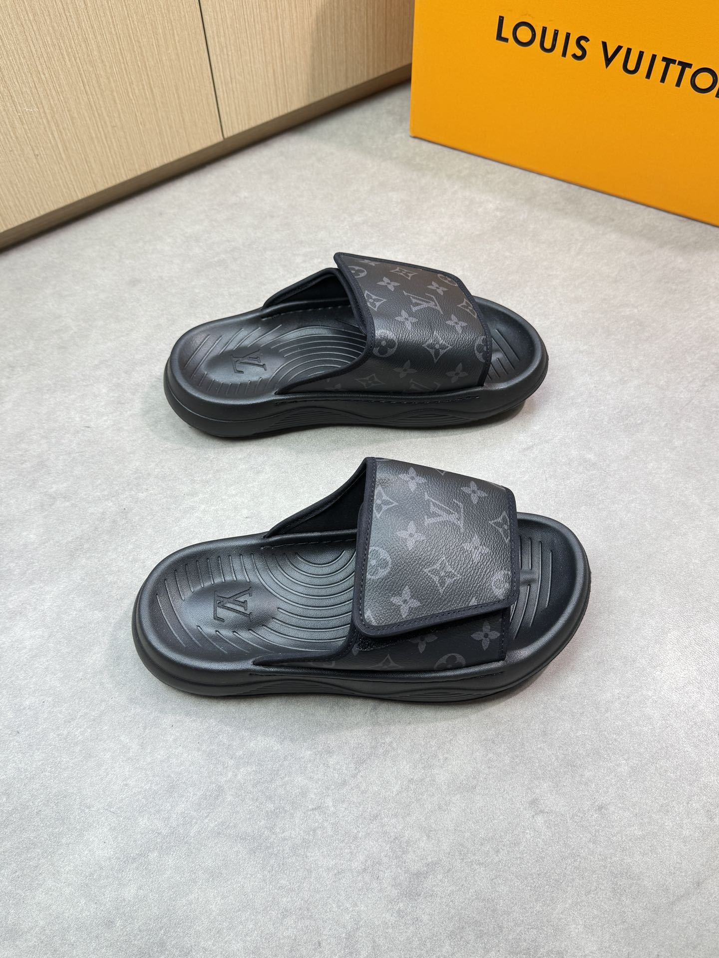 NO:281187,【Louis Vuitton】Louis Vuitton - High-end quality Original single casual sandals - Upper brand totem PVC leather. Sewing and edge wrapping process - Inner brand breathable canvas - Outsole ultra-light TPU foaming; molded sole - Ultra-high quality control · Fine workmanship highlighted (high-end, noble, grade) -Size 39-44 (38, 45, 46, custom made)·L0156,,louis vuitton,louis vuitton,slippers19860909【Louis Vuitton】路易威登 -高端品质 原单休闲凉拖鞋 -鞋面品牌图腾PVC皮料.车缝包边工艺 -内里品牌透气帆布 -大底超轻TPU发泡；成型大底 -超高品控·做工精细凸显(高端·贵气·档次) -Size 39-44（38,45, 46,可订做)·L0156,,louis vuitton,louis vuitton,slippers,Men's shoes