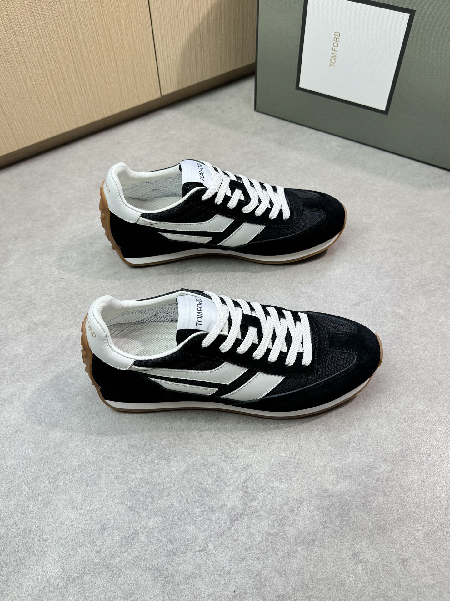 NO:281205,【Thom Browne】Tom Brown - High-end quality Original single casual sneakers - Upper Napa calfskin, reverse velvet calfskin, brand high mercerized canvas heel silk-print brand logo - Inner water dyed cowhide, footbed; Brand canvas - Outsole ultra-light original wear-resistant velvet rubber; Two-color molded outsole - Ultra-high quality control · fine workmanship highlighted (high-end · noble · grade) -Size 39-44 (38, 45, custom made) ·TM0126,,thom browne,sneakers,cowhide19860909【Thom Browne】汤姆·布朗 -高端品质 原单休闲运动鞋 -鞋面纳帕小牛皮、反绒小牛皮、品牌高丝光帆布后跟丝印品牌logo -内里水染牛皮,垫脚；品牌帆布 -大底超轻原版耐磨绒·橡胶；双色成型大底 -超高品控·做工精细凸显(高端·贵气·档次) -Size 39-44（38,45,可订做)·TM0126,,thom browne,sneakers,cowhide,Men's shoes