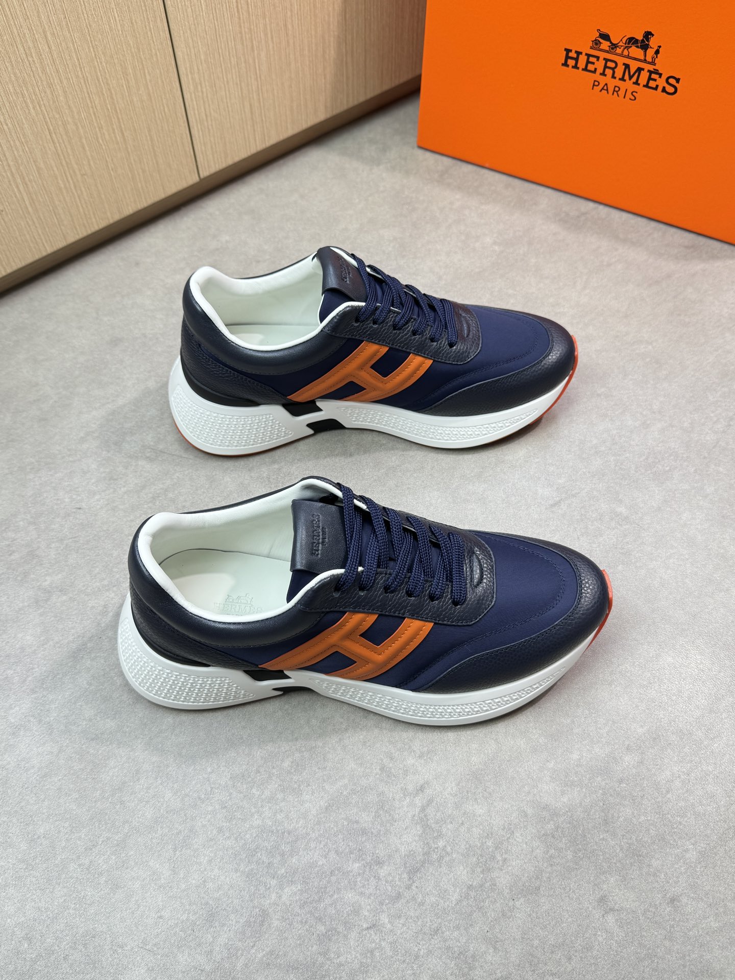 NO:533113,【HERMES】HERMES - High-end quality Original single casual sports shoes - upper lying calfskin, brand high mercerized canvas, shoe body sewing brand H totem, shoe tongue brand logo cloth - inner water dyed cowhide - outsole ultralight TPU foaming·rubber; two-color molded sole - ultra high quality control·fine workmanship highlighted (high-end·noble·grade) -Size 39-44 (38,45, custom made)·H0118,,hermes,hermes,sneakers,cowhide19860909【 HERMES】爱马仕 -高端品质 原单休闲运动鞋 -鞋面荔纹小牛皮、品牌高丝光帆布、鞋身车缝品牌H图腾、鞋舌品牌logo布标 -内里水染牛皮 -大底超轻TPU发泡·橡胶；双色成型大底 -超高品控·做工精细凸显(高端·贵气·档次) -Size 39-44（38,45,可订做)·H0118,,hermes,hermes,sneakers,cowhide,Men's shoes