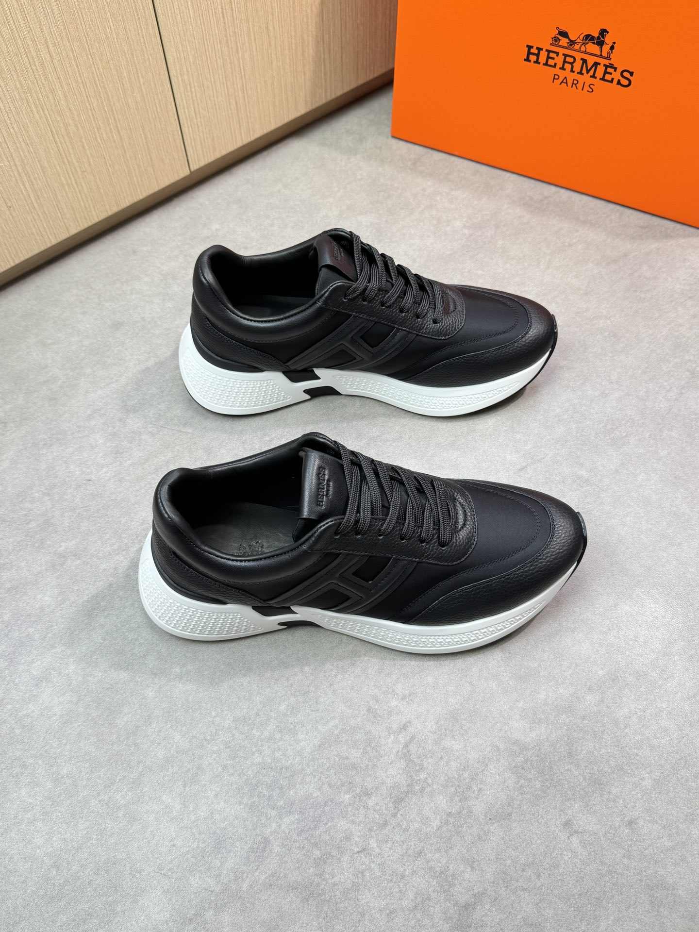 NO:283208,【HERMES】HERMES - High-end quality Original single casual sports shoes - upper lying calfskin, brand high mercerized canvas, shoe body sewing brand H totem, shoe tongue brand logo cloth - inner water dyed cowhide - outsole ultralight TPU foaming·rubber; two-color molded sole - ultra high quality control·fine workmanship highlighted (high-end·noble·grade) -Size 39-44 (38,45, custom made)·H0118,,hermes,hermes,sneakers,cowhide19860909【 HERMES】爱马仕 -高端品质 原单休闲运动鞋 -鞋面荔纹小牛皮、品牌高丝光帆布、鞋身车缝品牌H图腾、鞋舌品牌logo布标 -内里水染牛皮 -大底超轻TPU发泡·橡胶；双色成型大底 -超高品控·做工精细凸显(高端·贵气·档次) -Size 39-44（38,45,可订做)·H0118,,hermes,hermes,sneakers,cowhide,Men's shoes
