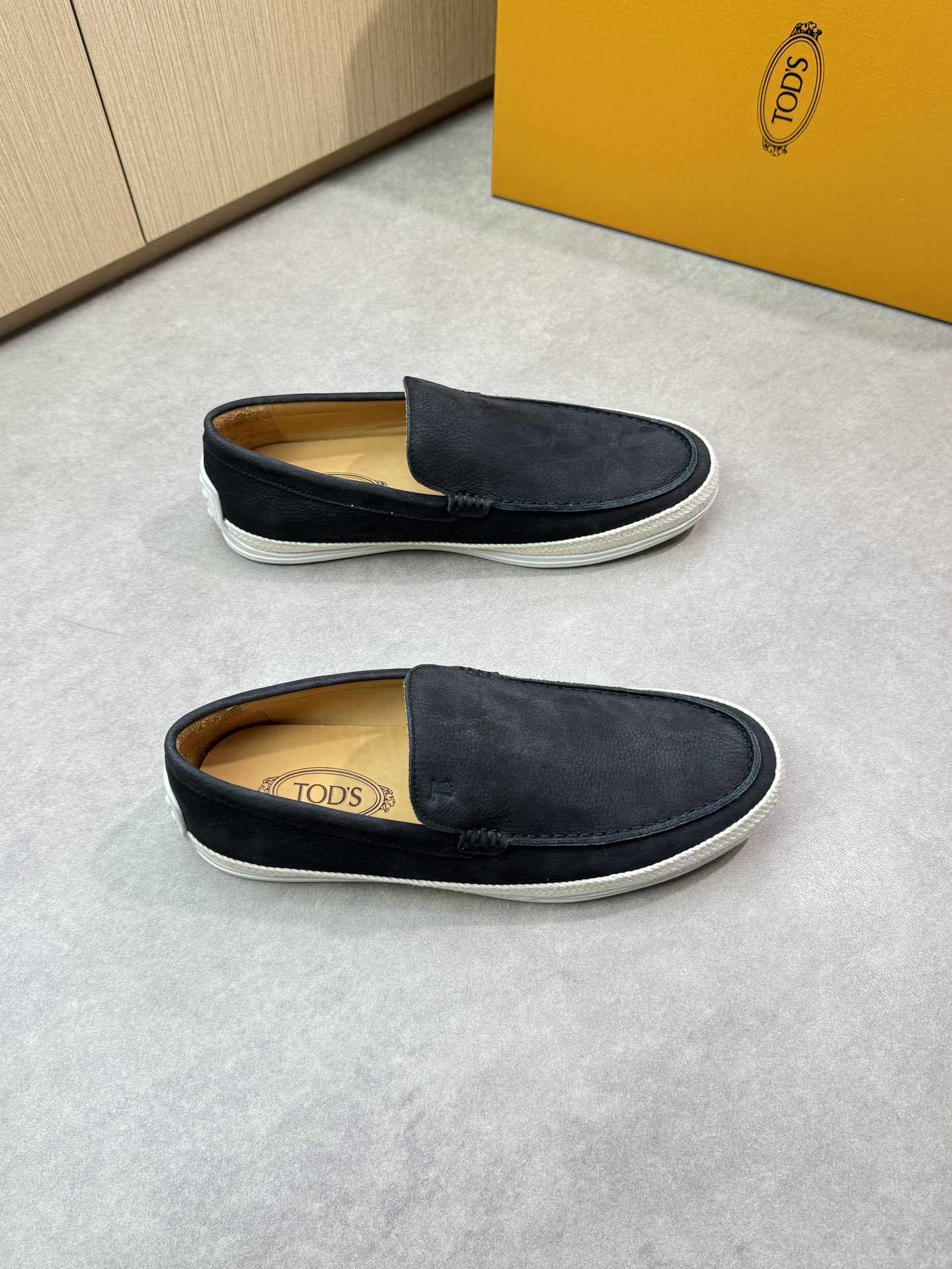 NO:283215,【TOD's】Todds - High-end quality Original single casual sports shoes - Upper frosted lychewed calfskin, handmade string sewing mark thread, shoe Dan air compressor brand logo - Inner water dye cowhide - Outsole ultra-light TPR·rubber; Two-color molded woven sole - Ultra-high quality control·fine workmanship highlighted (high-end, noble, grade) -Size 38-44 (45, custom made)·0185,,Tod's,cowhide19860909【TOD's】托德斯 -高端品质 原单休闲运动板鞋 -鞋面磨砂荔纹小牛皮、手工串缝马克线、鞋丹空压品牌logo -内里水染牛皮 -大底超轻TPR·橡胶；双色成型编织大底 -超高品控·做工精细凸显(高端·贵气·档次) -Size 38-44（45,可订做)·0185,,Tod's,cowhide,Men's shoes