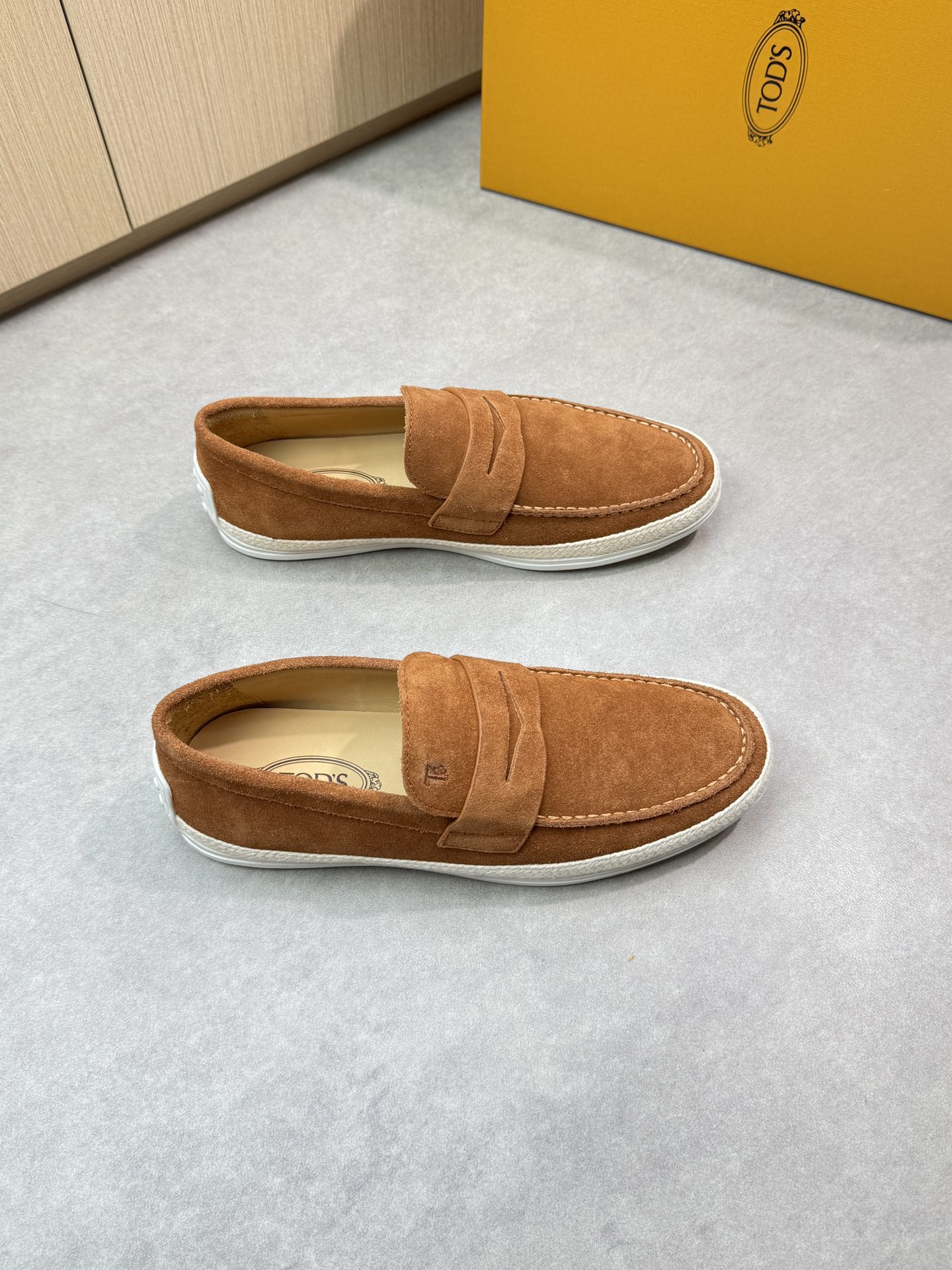 NO:283219,【TOD's】Todds - High-end quality Original single casual sports shoes - Upper matte lychew calfskin, brand cross-bond decoration, handmade string sewing mark thread, shoe Dan air compressor brand logo - Inner water dye cowhide - Outsole ultra-light TPR·rubber; Two-color molded woven sole - Ultra-high quality control·fine workmanship highlight (high-end, noble, grade) -Size 38-44 (45, custom made)·0185,,Tod's,cowhide19860909【TOD's】托德斯 -高端品质 原单休闲运动板鞋 -鞋面磨砂荔纹小牛皮、品牌横担装饰、手工串缝马克线、鞋丹空压品牌logo -内里水染牛皮 -大底超轻TPR·橡胶；双色成型编织大底 -超高品控·做工精细凸显(高端·贵气·档次) -Size 38-44（45,可订做)·0185,,Tod's,cowhide,Men's shoes