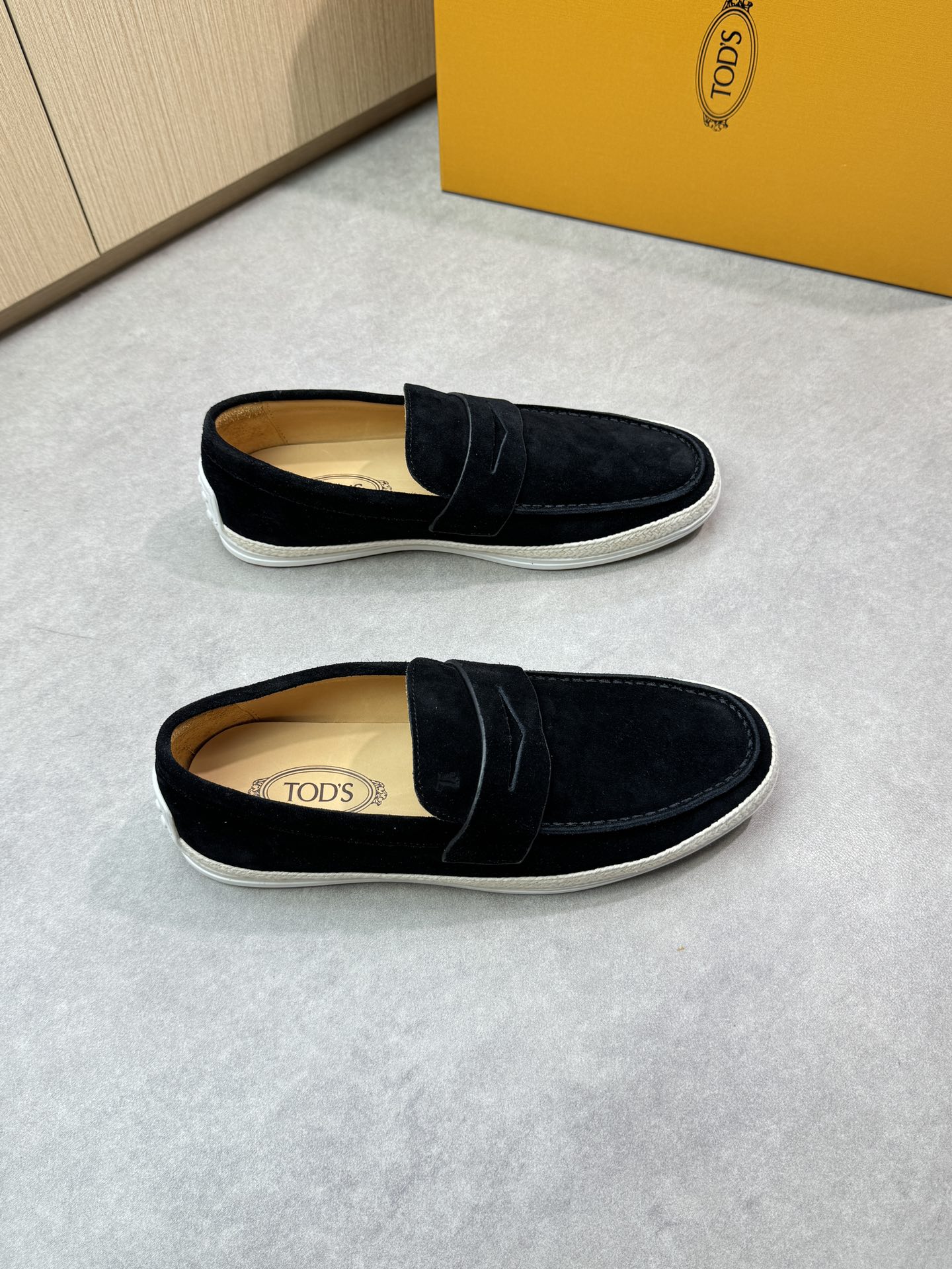 NO:283224,【TOD's】Todds - High-end quality Original single casual sports shoes - Upper back-fleece calfskin, brand cross-bond decoration, handmade string sewing mark thread, shoe Dan air compressor brand logo - Inner water dye cowhide - Outsole ultra-light TPR·rubber; Two-color molded woven sole - Ultra-high quality control·fine workmanship highlight (high-end, noble, grade) -Size 38-44 (45, custom made)·0185,,Tod's,cowhide19860909【TOD's】托德斯 -高端品质 原单休闲运动板鞋 -鞋面反绒小牛皮、品牌横担装饰、手工串缝马克线、鞋丹空压品牌logo -内里水染牛皮 -大底超轻TPR·橡胶；双色成型编织大底 -超高品控·做工精细凸显(高端·贵气·档次) -Size 38-44（45,可订做)·0185,,Tod's,cowhide,Men's shoes