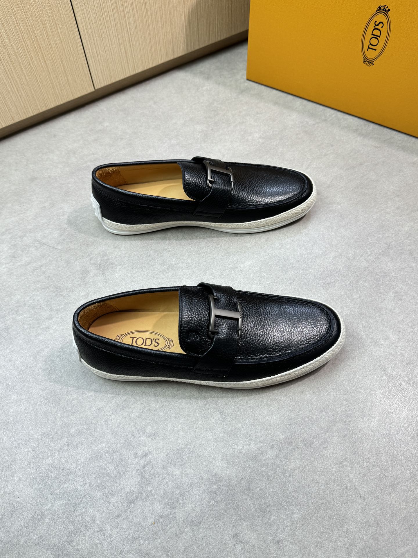 NO:283228,【TOD's】Todds - High-end quality Original single casual sports shoes - Upper lying pattern calfskin, brand metal cross-bond decoration, handmade string sewing mark thread, shoe Dan air compressor brand logo - Inner water dye cowhide - Outsole ultra-light TPR·rubber; Two-color molded woven sole - Ultra-high quality control·fine workmanship highlight (high-end, noble, grade) -Size 38-44 (45, custom made)·0185,,Tod's,cowhide19860909【TOD's】托德斯 -高端品质 原单休闲运动板鞋 -鞋面荔纹小牛皮、品牌金属横担装饰、手工串缝马克线、鞋丹空压品牌logo -内里水染牛皮 -大底超轻TPR·橡胶；双色成型编织大底 -超高品控·做工精细凸显(高端·贵气·档次) -Size 38-44（45,可订做)·0185,,Tod's,cowhide,Men's shoes