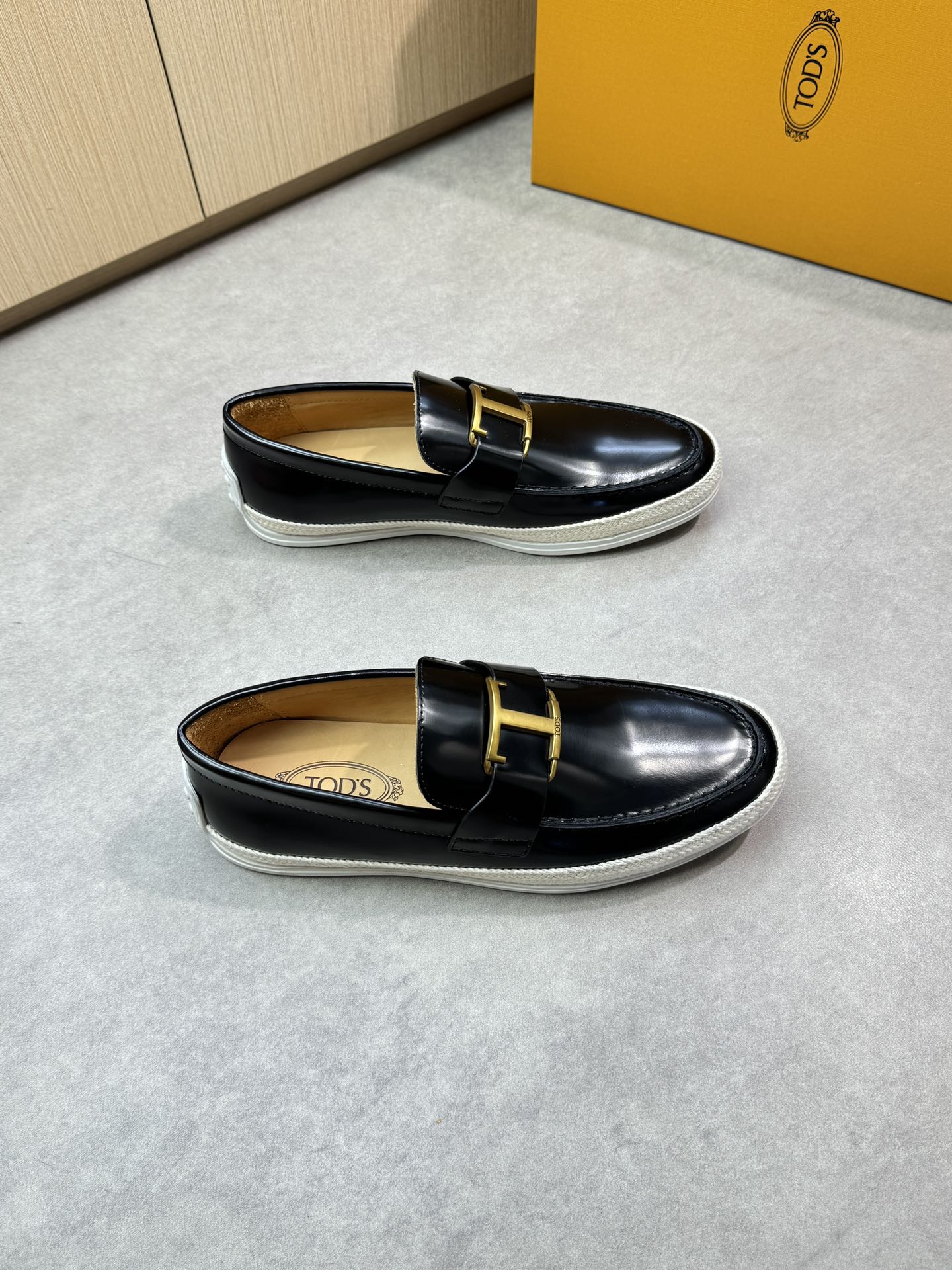 NO:283232,【TOD's】Todds - High-end quality Original single casual sports shoes - Upper open-edged beaded calfskin, brand metal cross-bond decoration, hand-stitched mark thread, shoe Dan air compressor brand logo - Inner water dyed cowhide - Outsole ultra-light TPR·rubber; Two-color molded woven sole - Ultra-high quality control·fine workmanship highlight (high-end, noble, grade) -Size 38-44 (45, custom made)·0185,,Tod's,cowhide19860909【TOD's】托德斯 -高端品质 原单休闲运动板鞋 -鞋面开边珠小牛皮、品牌金属横担装饰、手工串缝马克线、鞋丹空压品牌logo -内里水染牛皮 -大底超轻TPR·橡胶；双色成型编织大底 -超高品控·做工精细凸显(高端·贵气·档次) -Size 38-44（45,可订做)·0185,,Tod's,cowhide,Men's shoes