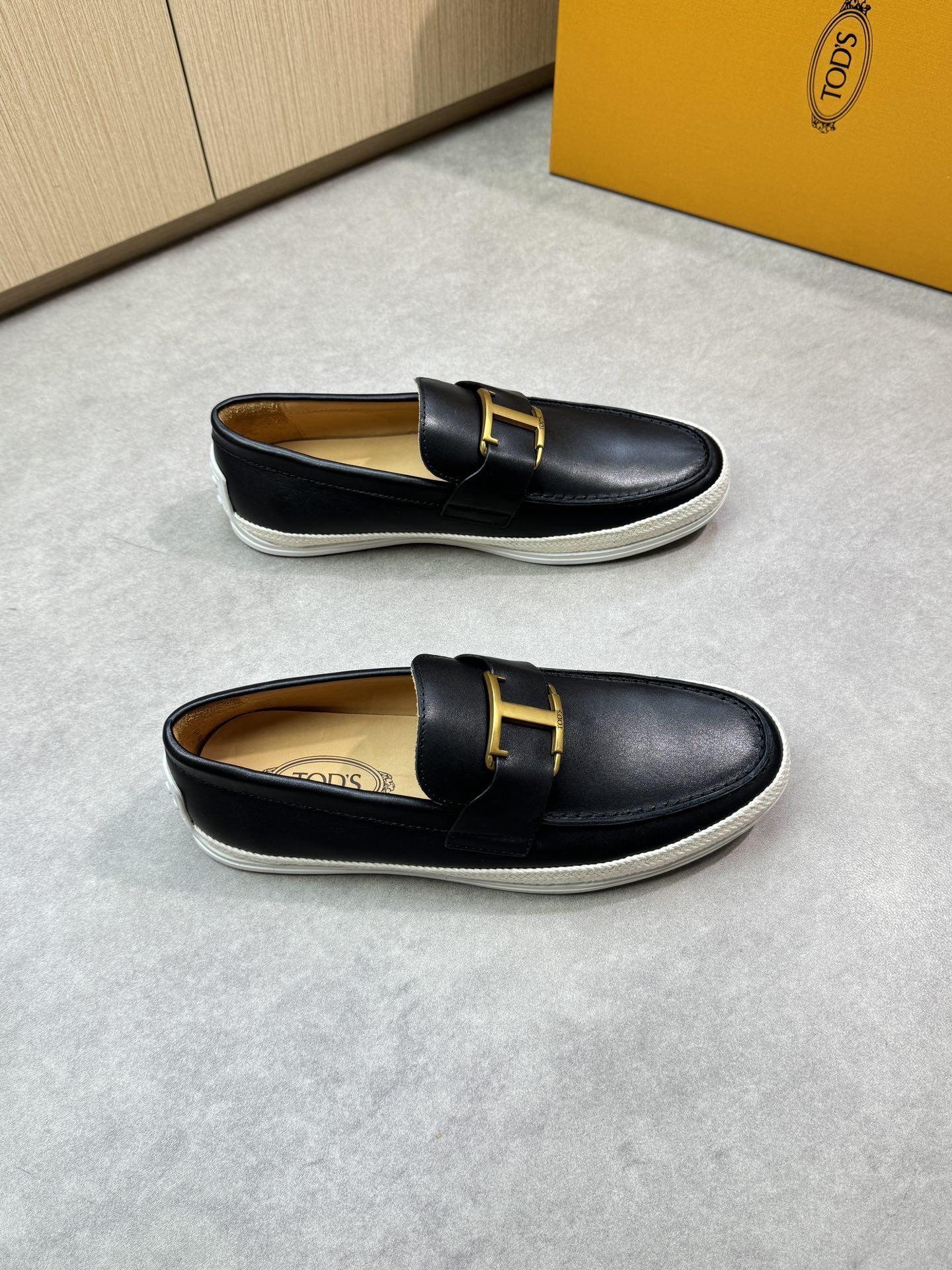 NO:283234,【TOD's】Todds - High-end quality Original single casual sports shoes - Upper Napa calfskin, brand metal cross-bond decoration, handmade string sewing mark thread, shoe Dan air compressor brand logo - Inner water dye cowhide - Outsole ultra-light TPR·rubber; Two-color molded woven sole - Ultra-high quality control·fine workmanship highlight (high-end, noble, grade) -Size 38-44 (45, custom made)·0185,,Tod's,cowhide19860909【TOD's】托德斯 -高端品质 原单休闲运动板鞋 -鞋面纳帕小牛皮、品牌金属横担装饰、手工串缝马克线、鞋丹空压品牌logo -内里水染牛皮 -大底超轻TPR·橡胶；双色成型编织大底 -超高品控·做工精细凸显(高端·贵气·档次) -Size 38-44（45,可订做)·0185,,Tod's,cowhide,Men's shoes