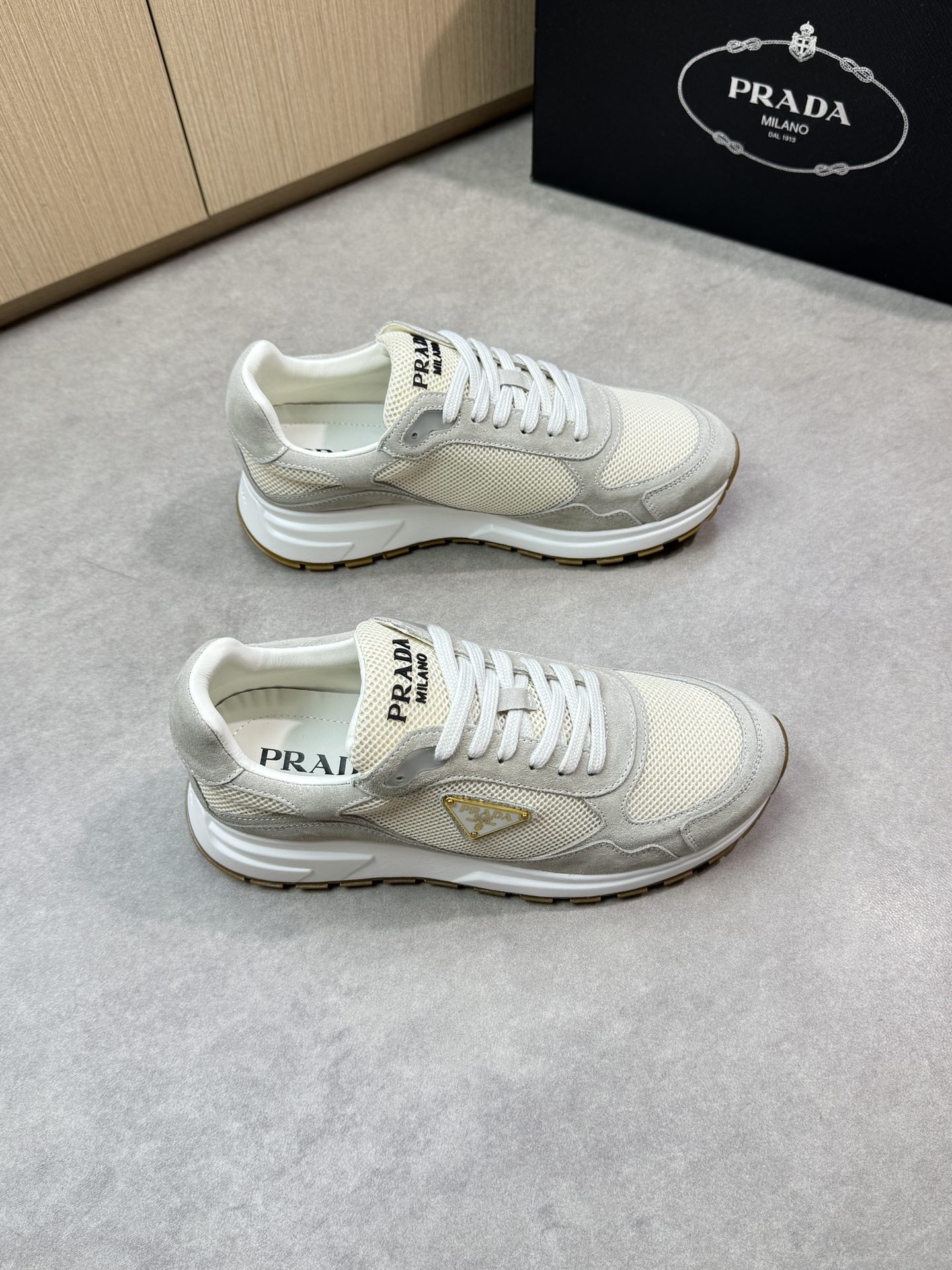 NO:283237,【PRADA】Prada - High-end quality Original single casual sneakers - Upper back-fleece calfskin, brand high mercerized canvas, shoe body sewing brand metal fastener, shoe tongue injection molding brand logo - Inner water dye cowhide - Outsole ultra-light TPU foaming·rubber; two-color molded outsole - Ultra-high quality control·fine workmanship highlighted (high-end·noble·grade) -Size 38-44 (45, custom made)·PR0372,,prada,prada,sneakers,cowhide19860909【PRADA】普拉达 -高端品质 原单休闲运动鞋 -鞋面反绒小牛皮、品牌高丝光帆布、鞋身车缝品牌金属扣件、鞋舌注塑品牌logo -内里水染牛皮 -大底超轻TPU发泡·橡胶；双色成型大底 -超高品控·做工精细凸显(高端·贵气·档次) -Size 38-44（45,可订做)·PR0372,,prada,prada,sneakers,cowhide,Men's shoes