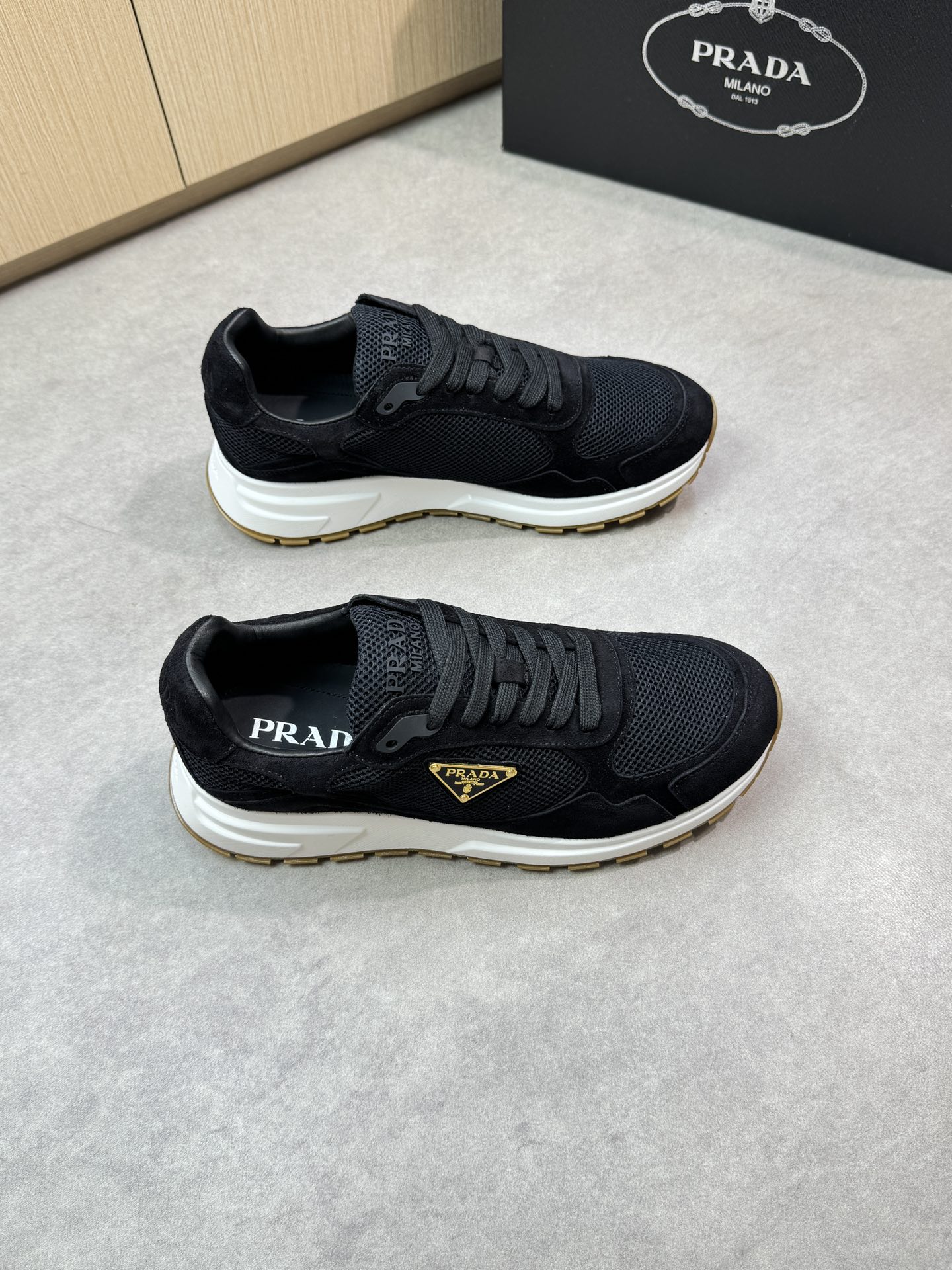 NO:283242,【PRADA】Prada - High-end quality Original single casual sneakers - Upper back-fleece calfskin, brand high mercerized hollow canvas, shoe body sewing brand metal fastener, shoe tongue injection molding brand logo - Inner water dye cowhide - Outsole ultra-light TPU foaming·rubber; two-color molded outsole - Ultra-high quality control·fine workmanship highlighting (high-end·noble·grade) -Size 38-44 (45, custom made)·PR0372,,prada,prada,sneakers,cowhide19860909【PRADA】普拉达 -高端品质 原单休闲运动鞋 -鞋面反绒小牛皮、品牌高丝光镂空帆布、鞋身车缝品牌金属扣件、鞋舌注塑品牌logo -内里水染牛皮 -大底超轻TPU发泡·橡胶；双色成型大底 -超高品控·做工精细凸显(高端·贵气·档次) -Size 38-44（45,可订做)·PR0372,,prada,prada,sneakers,cowhide,Men's shoes
