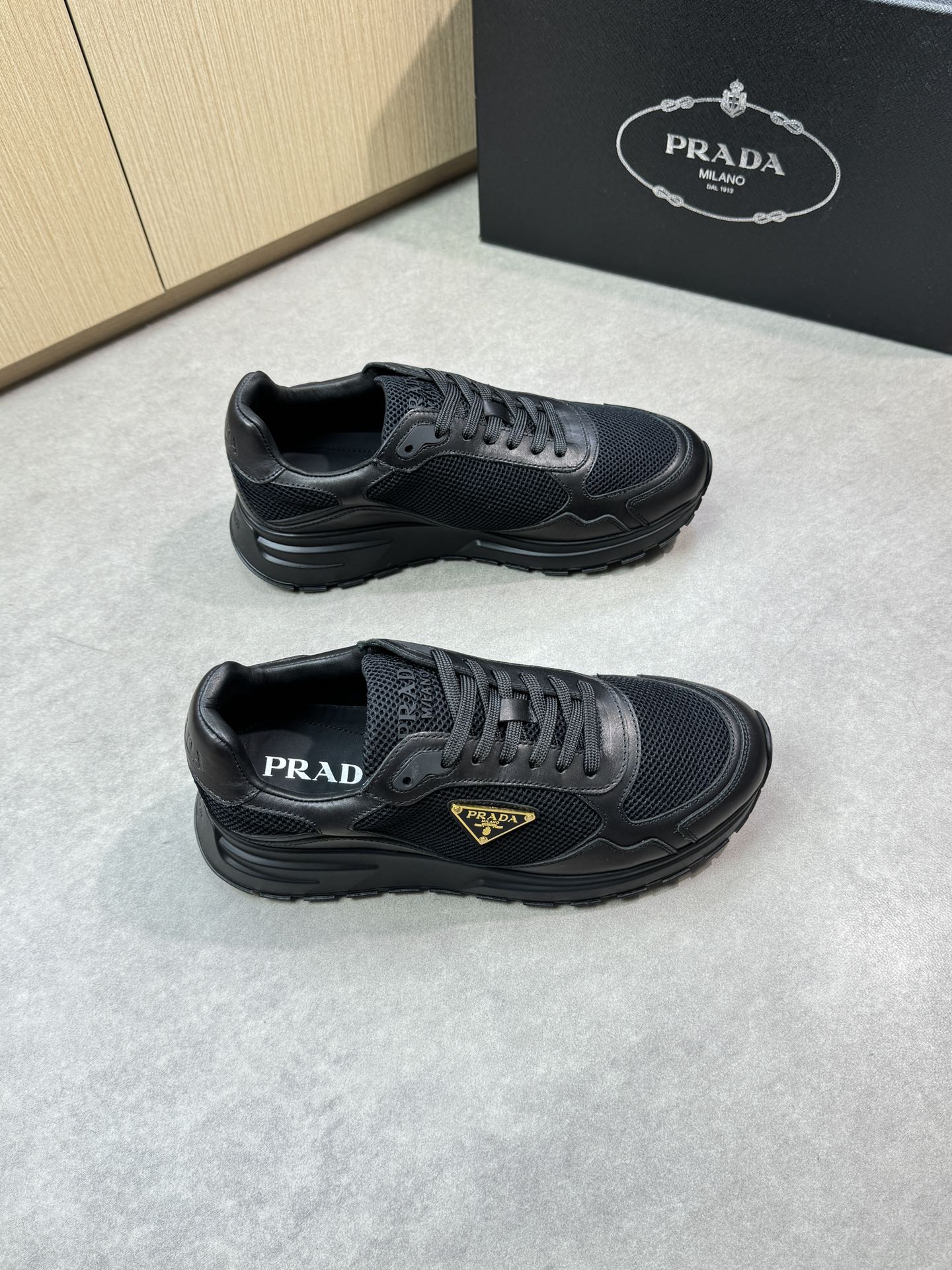 NO:283248,【PRADA】Prada - High-end quality Original single casual sneakers - Upper Napa calfskin, brand high mercerized hollow canvas, shoe body sewing brand metal fastener, shoe tongue injection molding brand logo - Inner water dye cowhide - Outsole ultra-light TPU foaming·rubber; two-color molded outsole - Ultra-high quality control·fine workmanship highlighted (high-end·noble·grade) -Size 38-44 (45, custom made)·PR0372,,prada,prada,sneakers,cowhide19860909【PRADA】普拉达 -高端品质 原单休闲运动鞋 -鞋面纳帕小牛皮、品牌高丝光镂空帆布、鞋身车缝品牌金属扣件、鞋舌注塑品牌logo -内里水染牛皮 -大底超轻TPU发泡·橡胶；双色成型大底 -超高品控·做工精细凸显(高端·贵气·档次) -Size 38-44（45,可订做)·PR0372,,prada,prada,sneakers,cowhide,Men's shoes