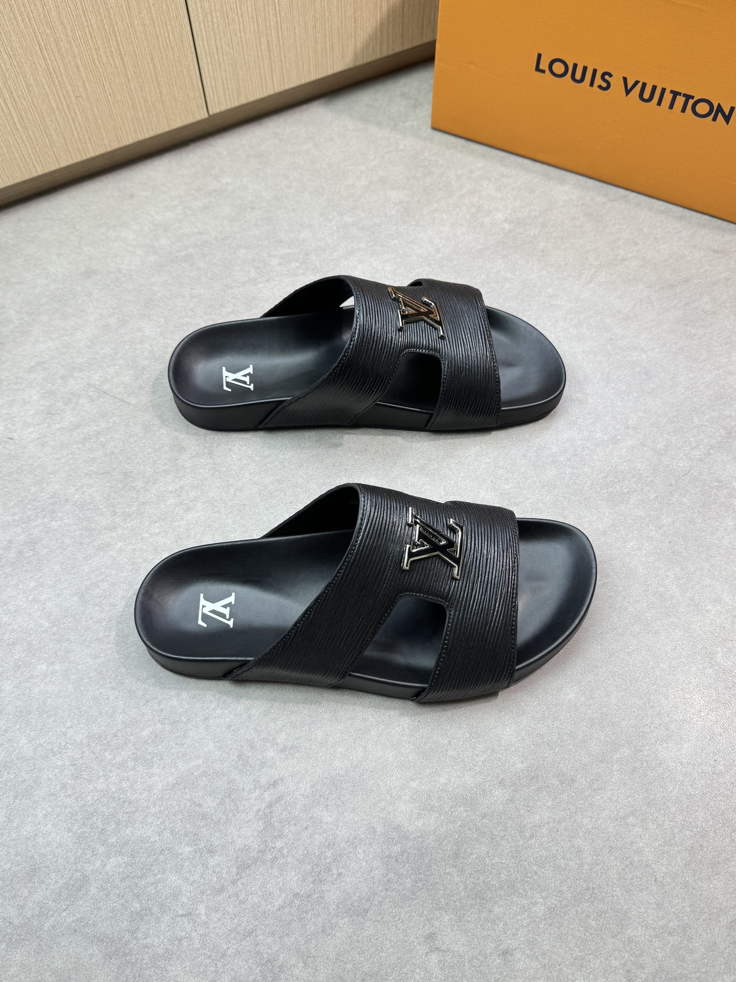 NO:283392,【Louis Vuitton】Louis Vuitton - High-end quality Original single casual sandals - Upper toothpick pattern cowhide leather, footbed silk screen brand logo, brand metal fastener - Inner environmentally friendly leather - Outsole ultra-light TPU water table·rubber; Combined molding outsole - Ultra-high quality control·fine workmanship highlighted (high-end, noble, grade) -Size39-44 (38,45, custom made)·L0186,,louis vuitton,louis vuitton,slippers,cowhide19860909【Louis Vuitton】路易威登 -高端品质 原单休闲凉拖鞋 -鞋面牙签纹牛皮、垫脚丝印品牌logo、品牌金属扣件 -内里环保皮 -大底超轻TPU水台·橡胶；组合成型大底 -超高品控·做工精细凸显(高端·贵气·档次) -Size39-44（38,45,可订做)·L0186,,louis vuitton,louis vuitton,slippers,cowhide,Men's shoes
