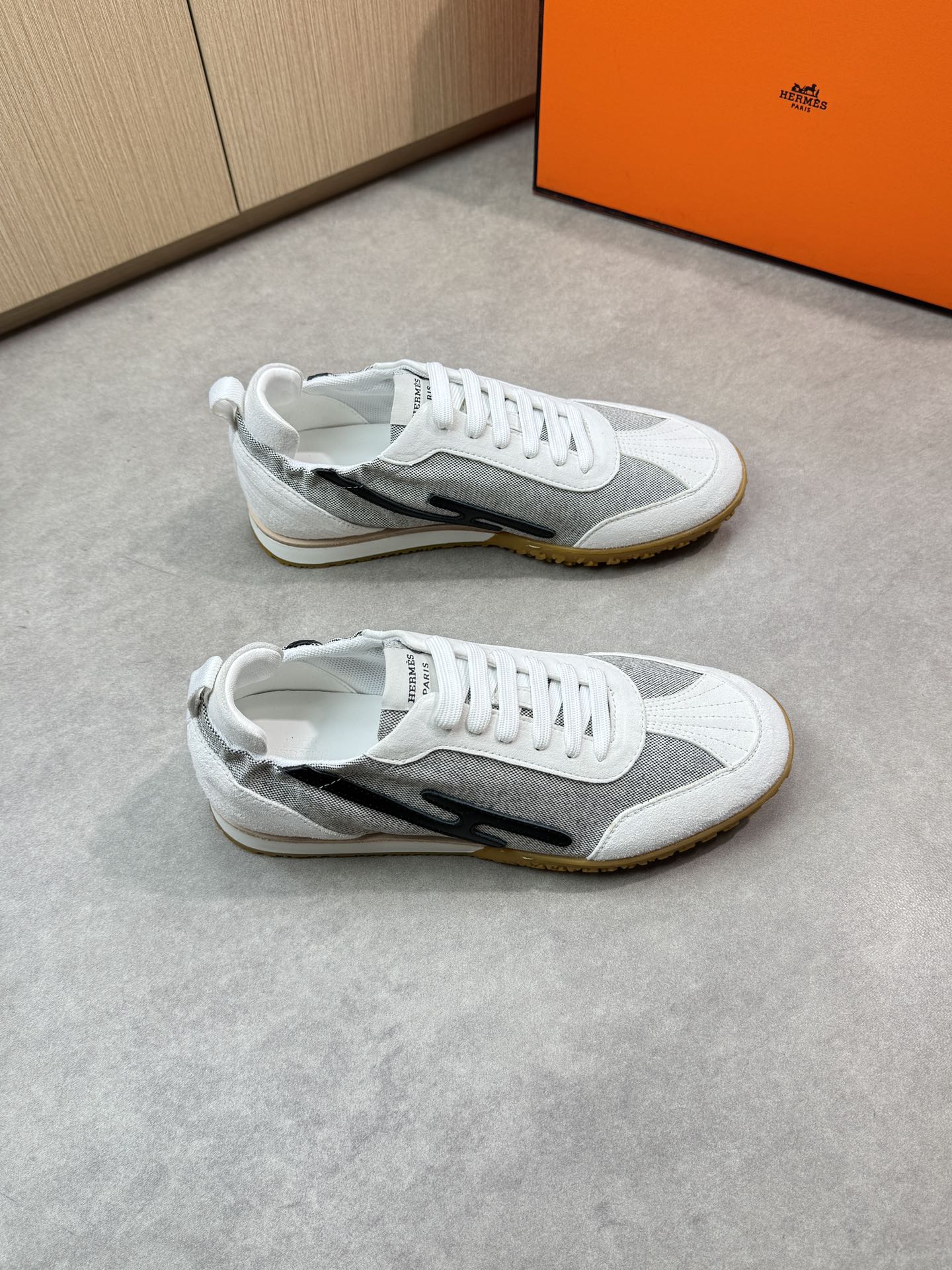 NO:283545,【HERMES】HERMES - High-end quality Original single casual sneakers - Upper back-fleece calfskin, shoe body brand canvas, sewing brand 'H' totem - Inner water dyed cowhide - Outsole original ultra-light TPU·rubber; Two-color molded outsole - Ultra-high quality control·fine workmanship highlighted (high-end, noble, grade) -Size 38-44 (45,46, custom made)·H0183,,hermes,hermes,sneakers,cowhide19860909【 HERMES】爱马仕 -高端品质 原单休闲运动鞋 -鞋面反绒小牛皮、鞋身品牌帆布、车缝品牌'H'图腾 -内里水染牛皮 -大底原版超轻TPU·橡胶；双色成型大底 -超高品控·做工精细凸显(高端·贵气·档次) -Size 38-44（45,46,可订做)·H0183,,hermes,hermes,sneakers,cowhide,Men's shoes