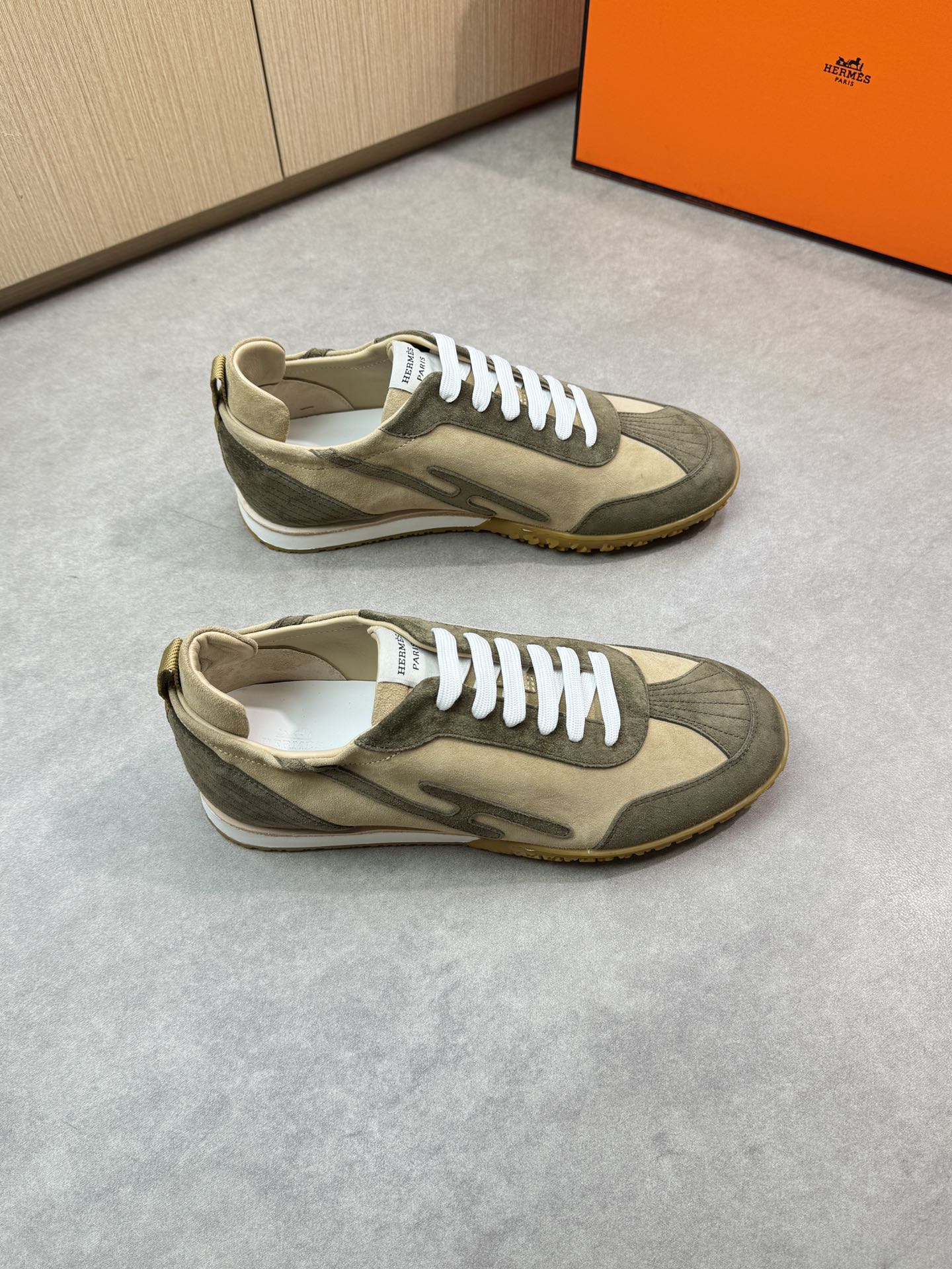 NO:283547,【HERMES】HERMES - High-end quality Original single casual sneakers - Upper back-fleece calfskin, sewing brand 'H' totem - Inner water dyed cowhide - Outsole original ultra-light TPU·rubber; Two-color molded outsole - Ultra-high quality control·fine workmanship highlighted (high-end, noble, grade) -Size 38-44 (45,46, custom made)·H0183,,hermes,hermes,sneakers,cowhide19860909【 HERMES】爱马仕 -高端品质 原单休闲运动鞋 -鞋面反绒小牛皮、车缝品牌'H'图腾 -内里水染牛皮 -大底原版超轻TPU·橡胶；双色成型大底 -超高品控·做工精细凸显(高端·贵气·档次) -Size 38-44（45,46,可订做)·H0183,,hermes,hermes,sneakers,cowhide,Men's shoes