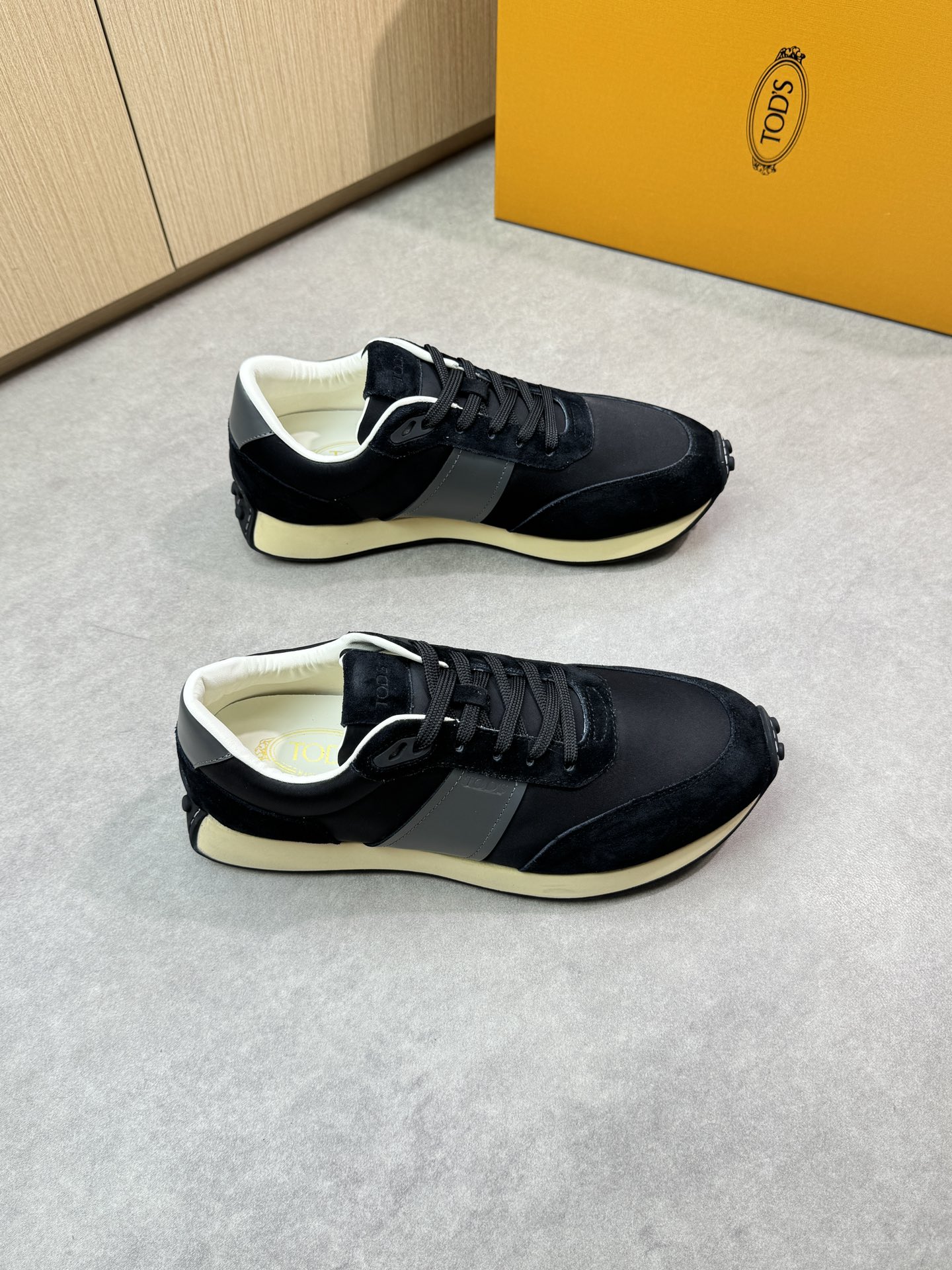 NO:283528,【TOD's】Todds - High-end quality Original single casual sneakers - Upper Napa calfskin, reverse velvet calfskin, brand high mercerized canvas, shoe body air compressor brand logo - Inner water dyed cowhide - Outsole ultralight TPU foaming·rubber; Two-color molded outsole - Ultra-high quality control·fine workmanship highlighted (high-end·noble·grade) -Size 38-44 (45 can be customized)·TD03726,,Tod's,sneakers,cowhide19860909【TOD's】托德斯 -高端品质 原单休闲运动鞋 -鞋面纳帕小牛皮、反绒小牛皮、品牌高丝光帆布、鞋身空压品牌logo -内里水染牛皮 -大底超轻TPU发泡·橡胶；双色成型大底 -超高品控·做工精细凸显(高端·贵气·档次) -Size 38-44（45可订做)·TD03726,,Tod's,sneakers,cowhide,Men's shoes