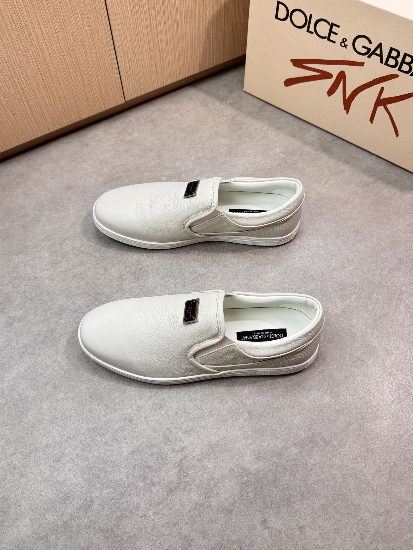 Dolce&Gabbana White Nappa Leather Slip-On Sneakers with Metal Logo 4 i1746550867 2805 2