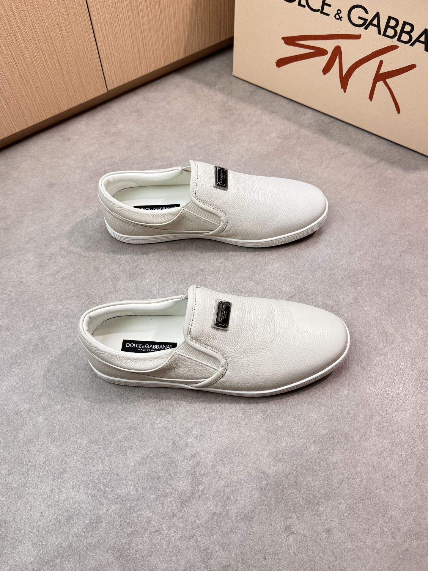Dolce&Gabbana White Nappa Leather Slip-On Sneakers with Metal Logo 2 i1746550867 5928 0
