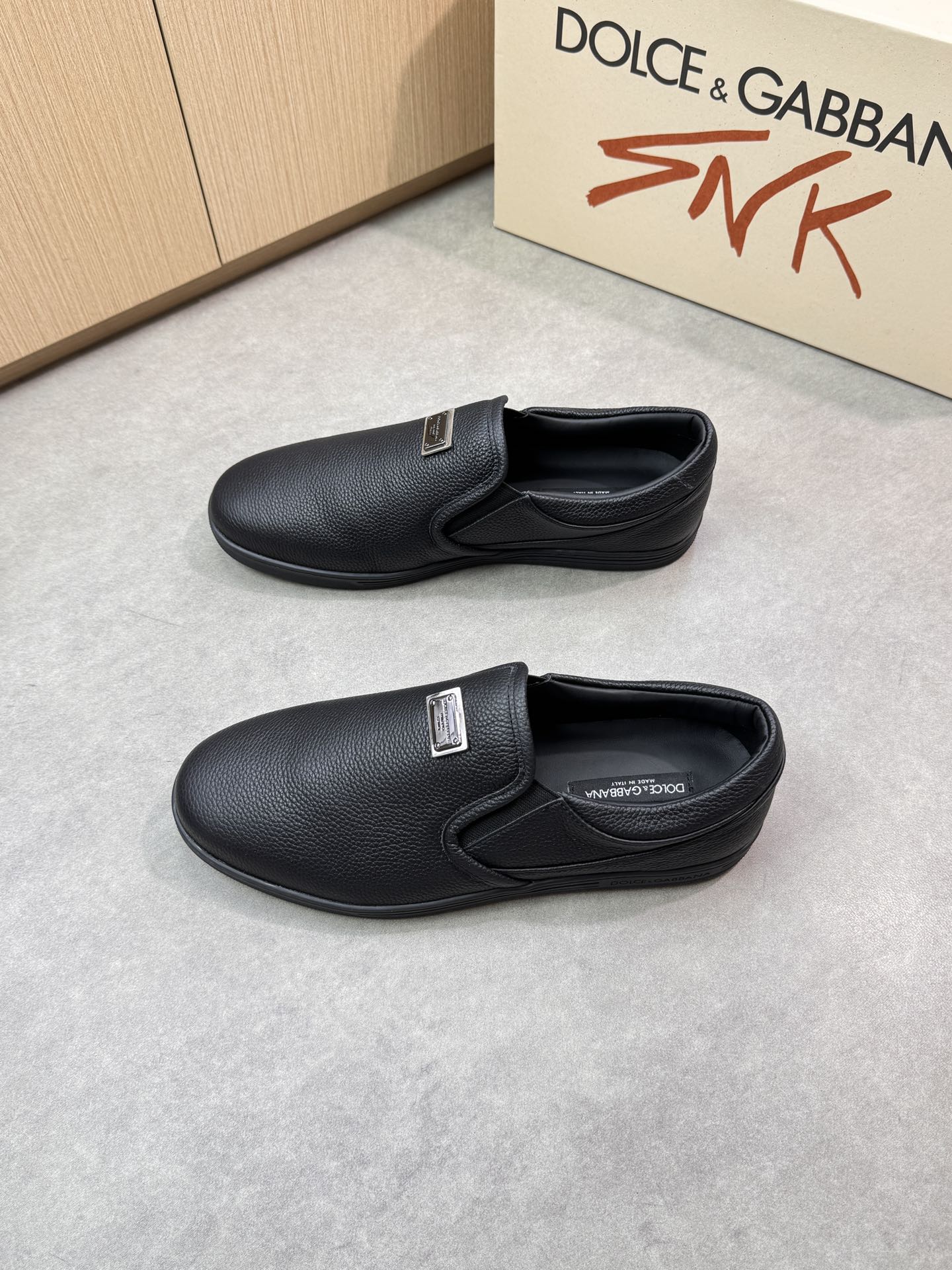 Dolce&Gabbana Men's Leather Slip-On Sneakers with Metal Logo Detail 4 i1746551060 452 2