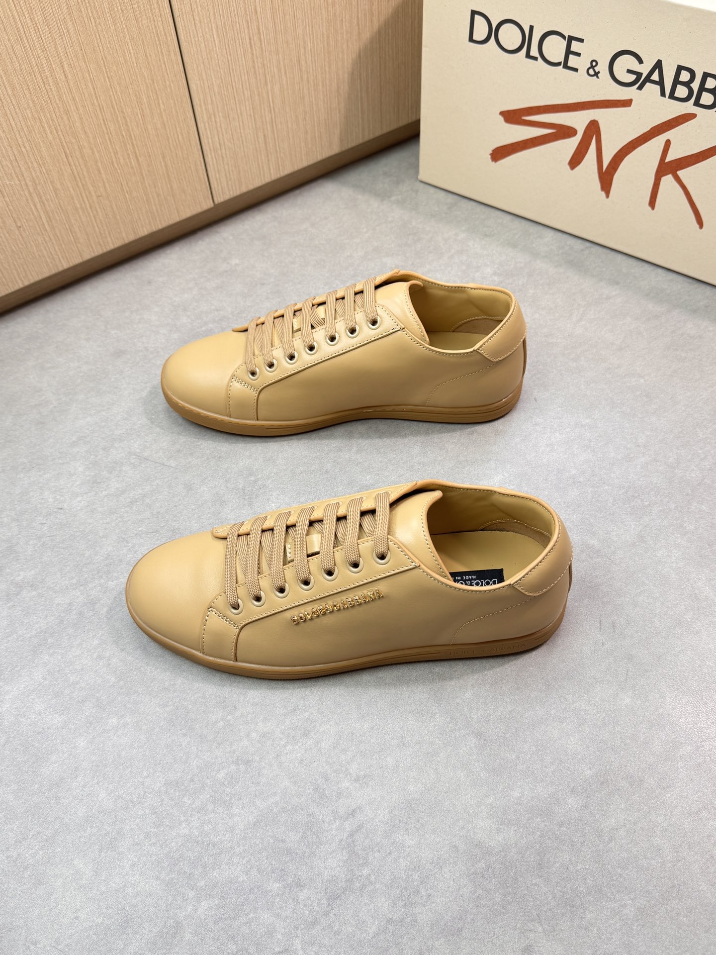 Dolce&Gabbana Leather Sneaker with Metal Logo – Beige 4 i1746551433 2986 2
