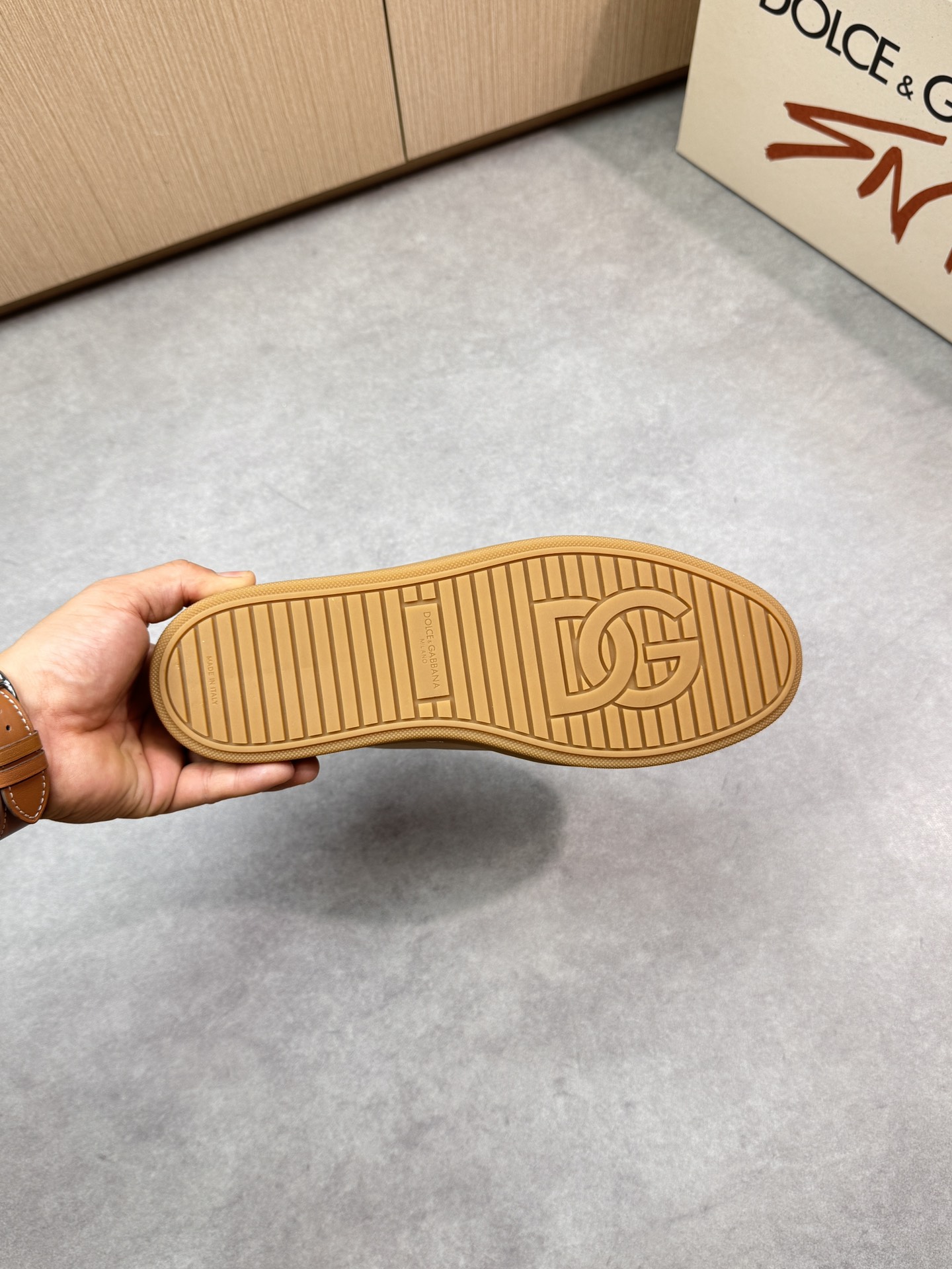 Dolce&Gabbana Leather Sneaker with Metal Logo – Beige 10 i1746551433 5393 8
