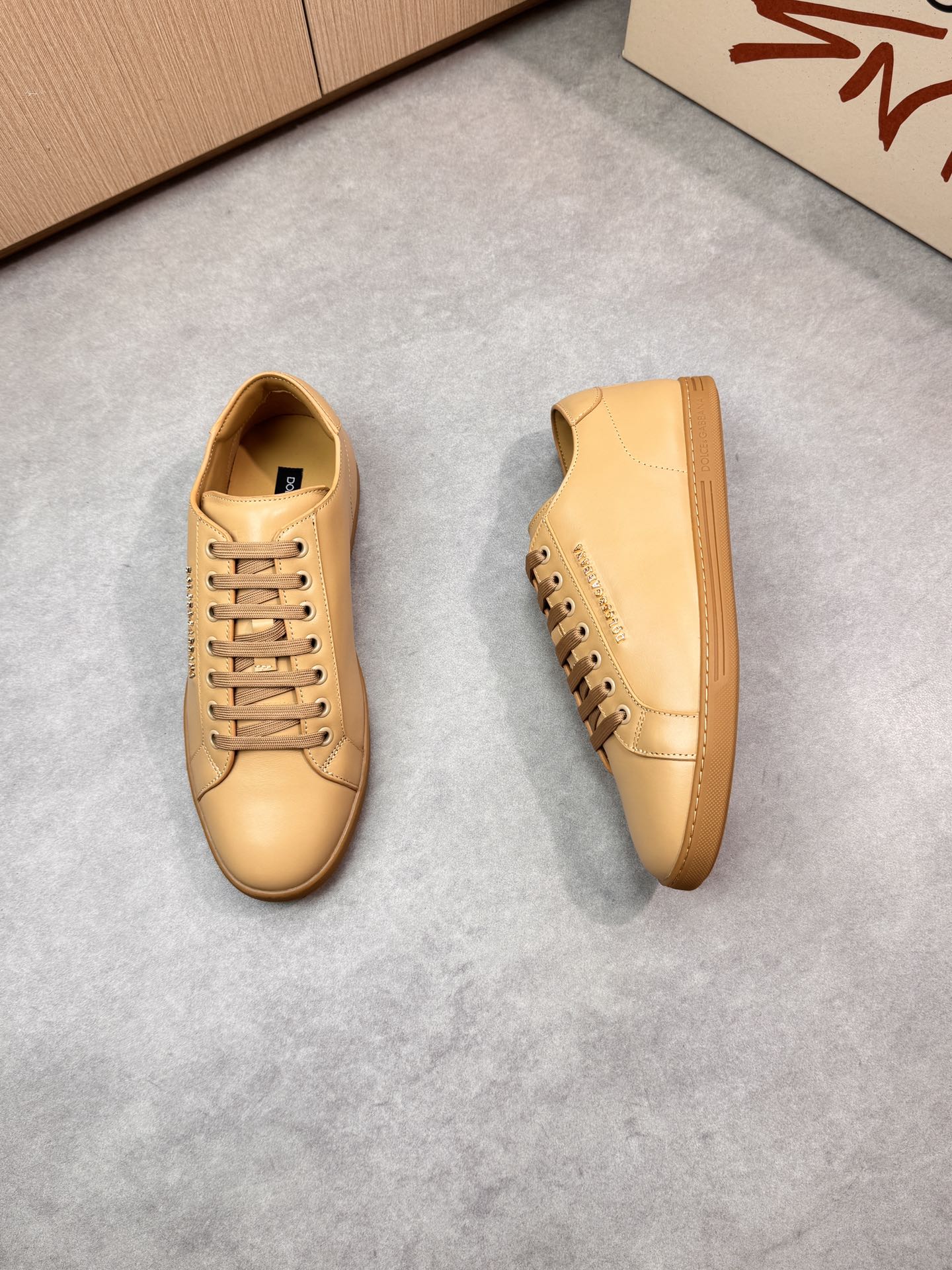 Dolce&Gabbana Leather Sneaker with Metal Logo – Beige 3 i1746551433 8815 1