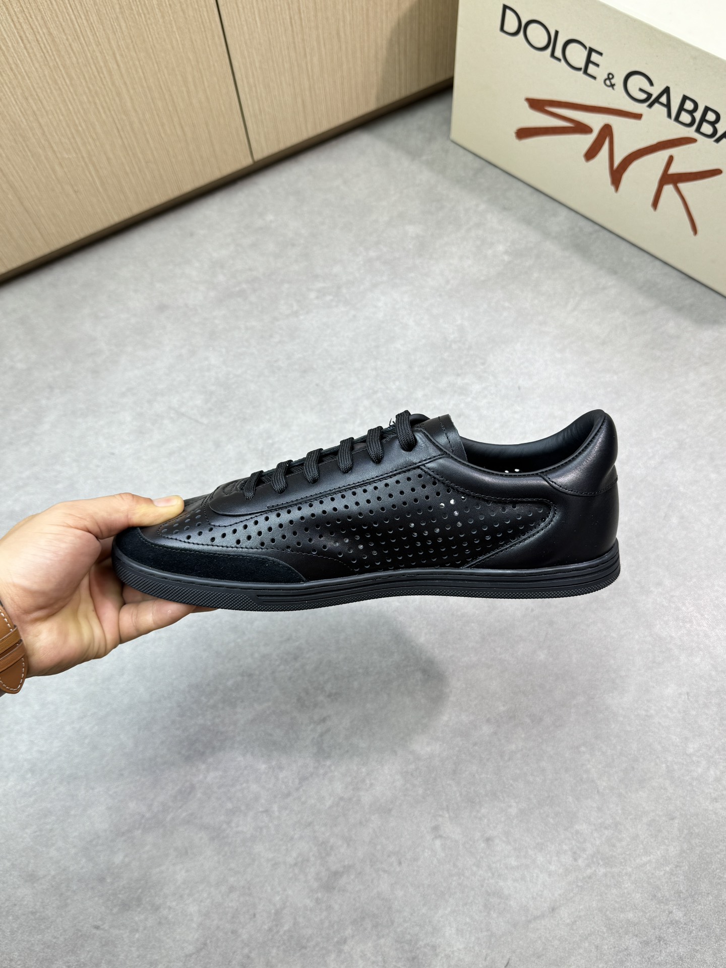 Dolce & Gabbana Leather Sneakers for Men, Fashionable and Comfortable Design 6 i1746552063 375 4