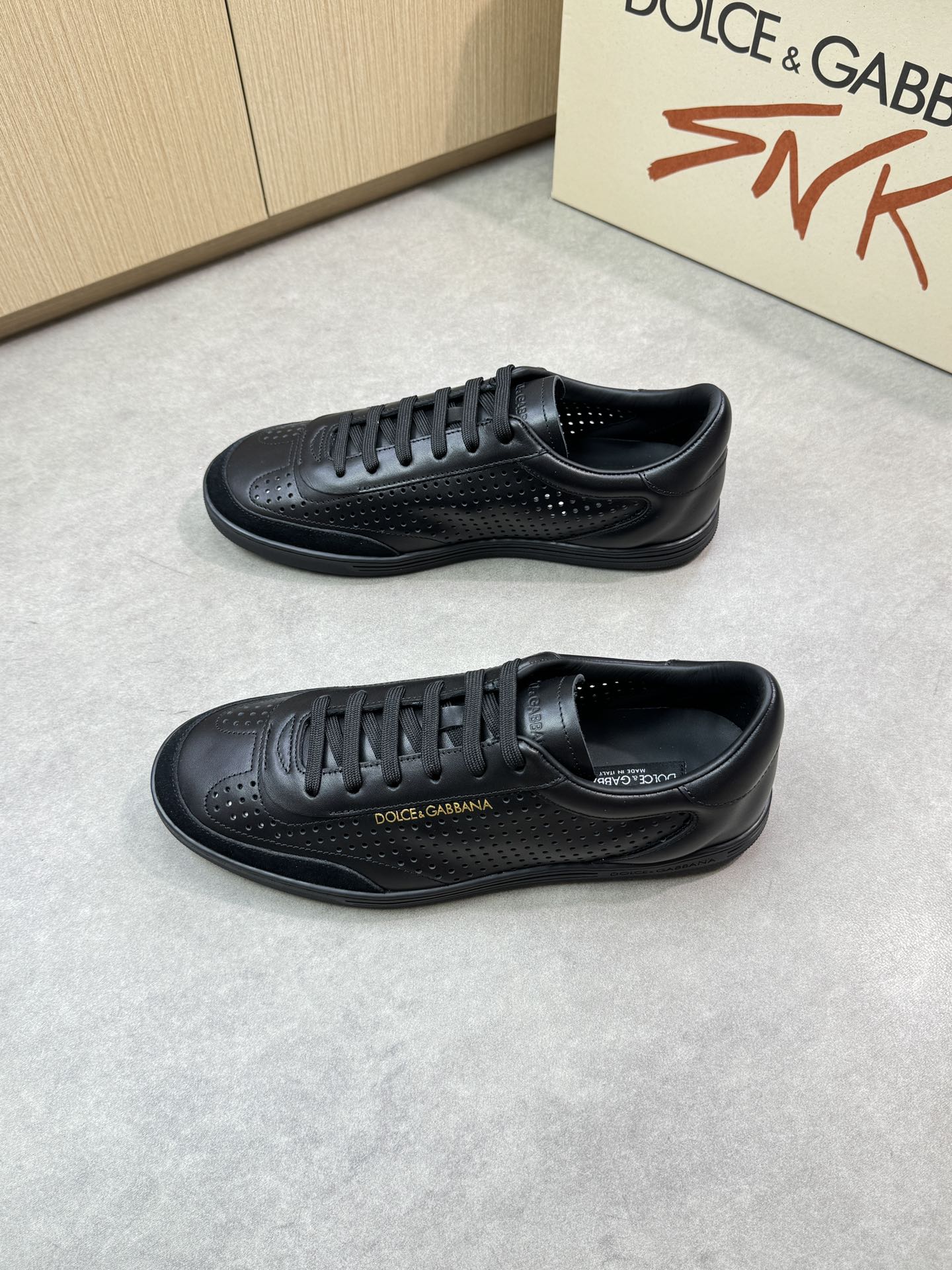 Dolce & Gabbana Leather Sneakers for Men, Fashionable and Comfortable Design 4 i1746552063 4858 2
