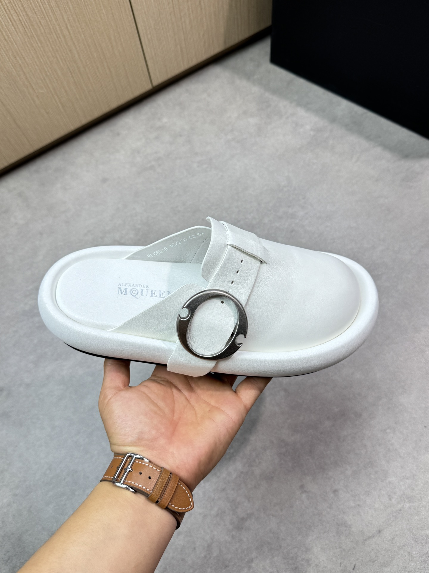Alexander McQueen White Leather Buckle Flat Slides Sandals for Women and Men 5 i1746553571 2677 3
